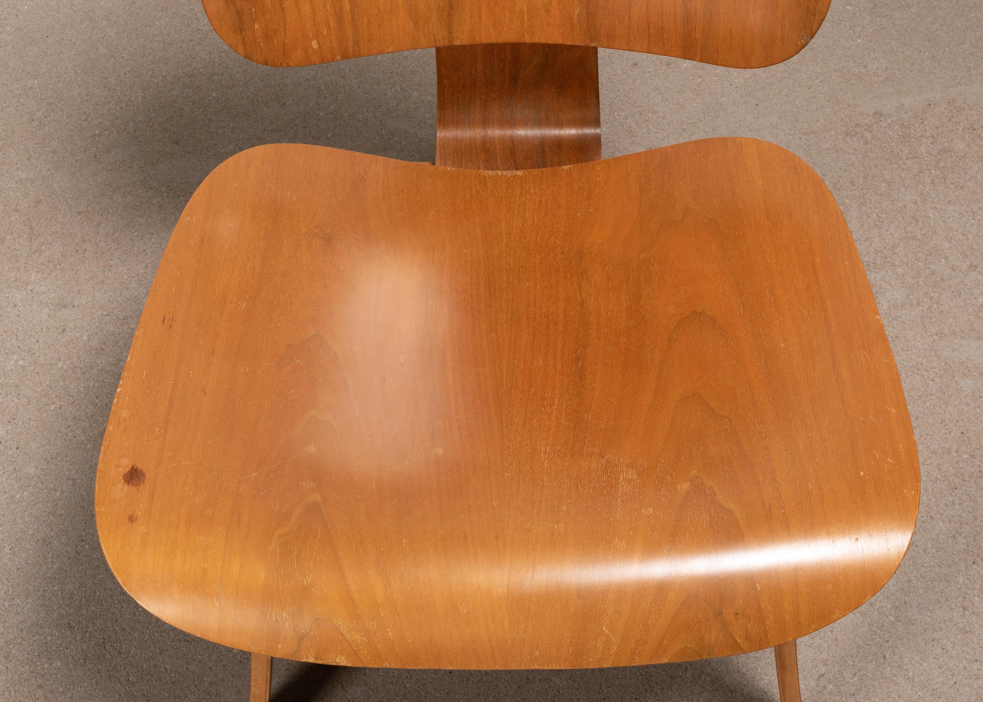 Mid-20th Century Charles & Ray Eames Early LCW Walnut Lounge Chair for Herman Miller