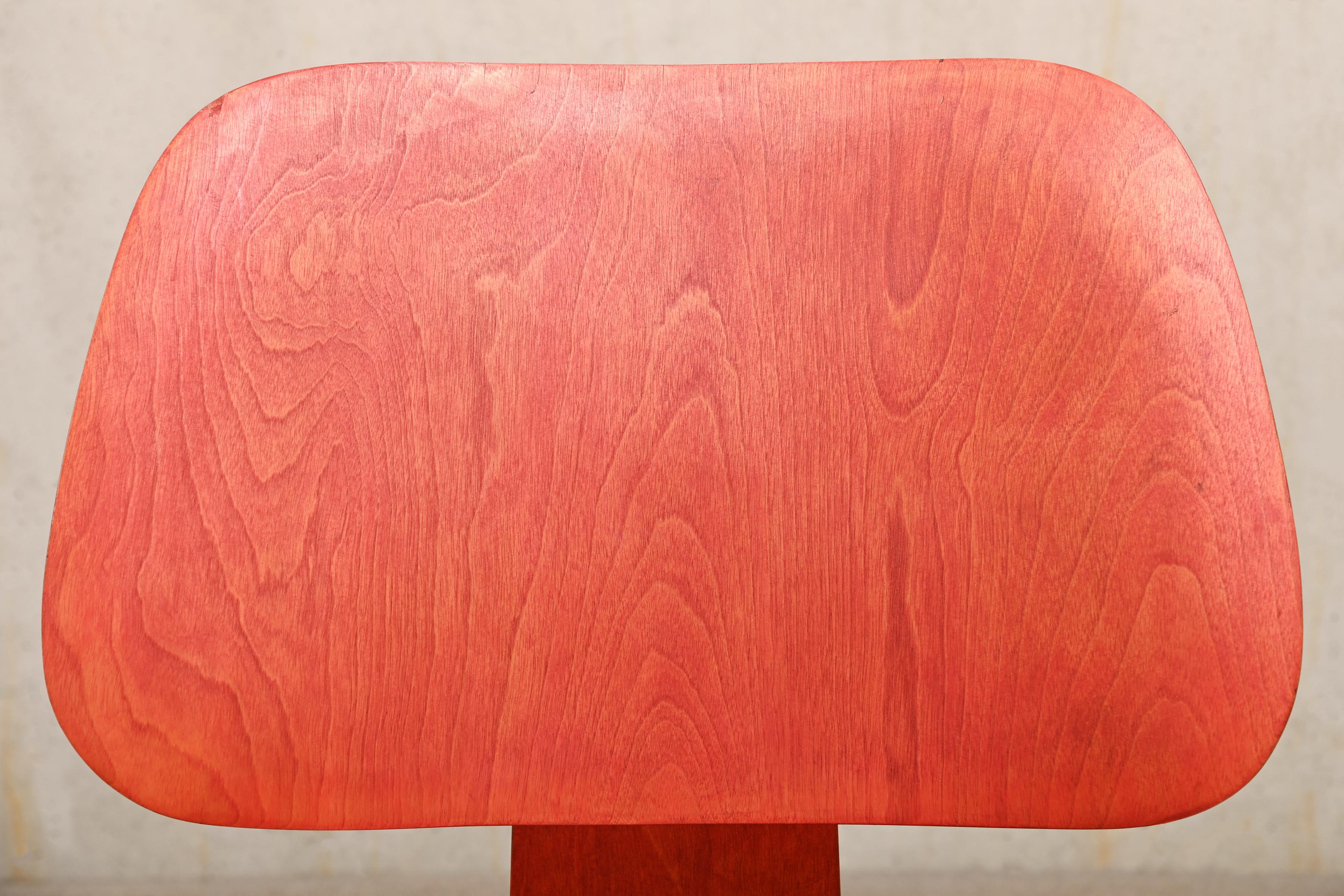 Charles & Ray Eames fauteuil de salon vintage LCW rouge en aniline pour Herman Miller 4