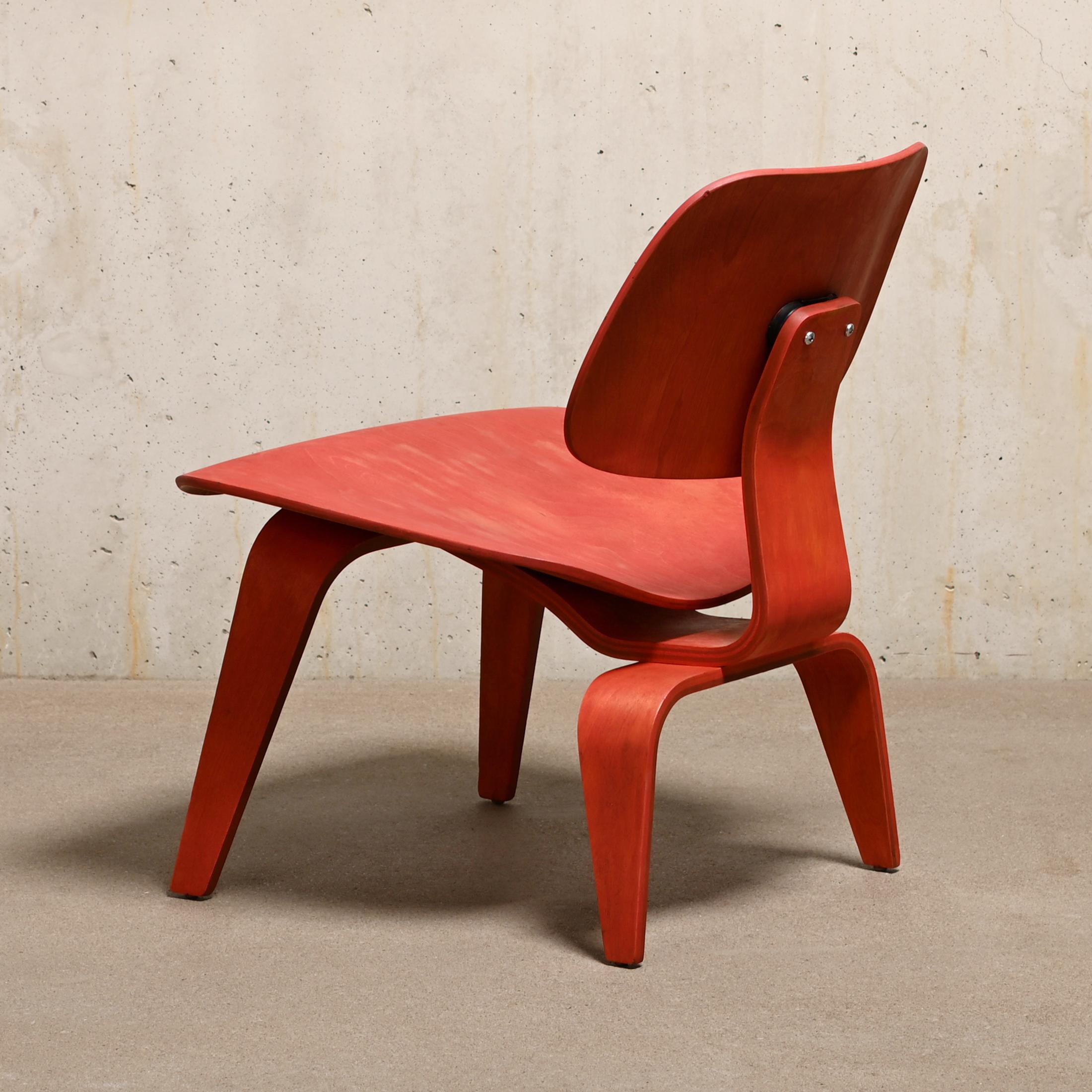 Mid-Century Modern Charles & Ray Eames fauteuil de salon vintage LCW rouge en aniline pour Herman Miller