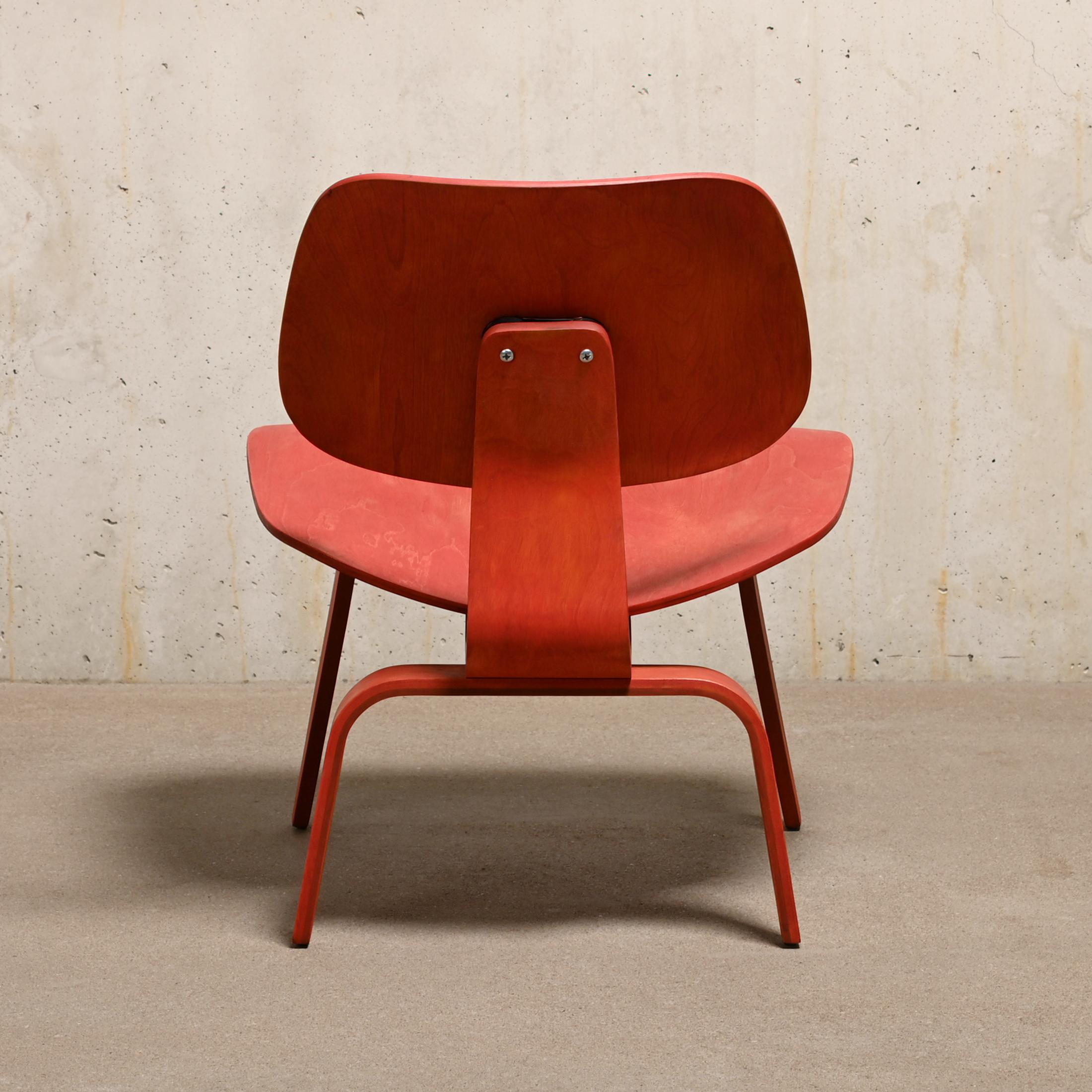Américain Charles & Ray Eames fauteuil de salon vintage LCW rouge en aniline pour Herman Miller