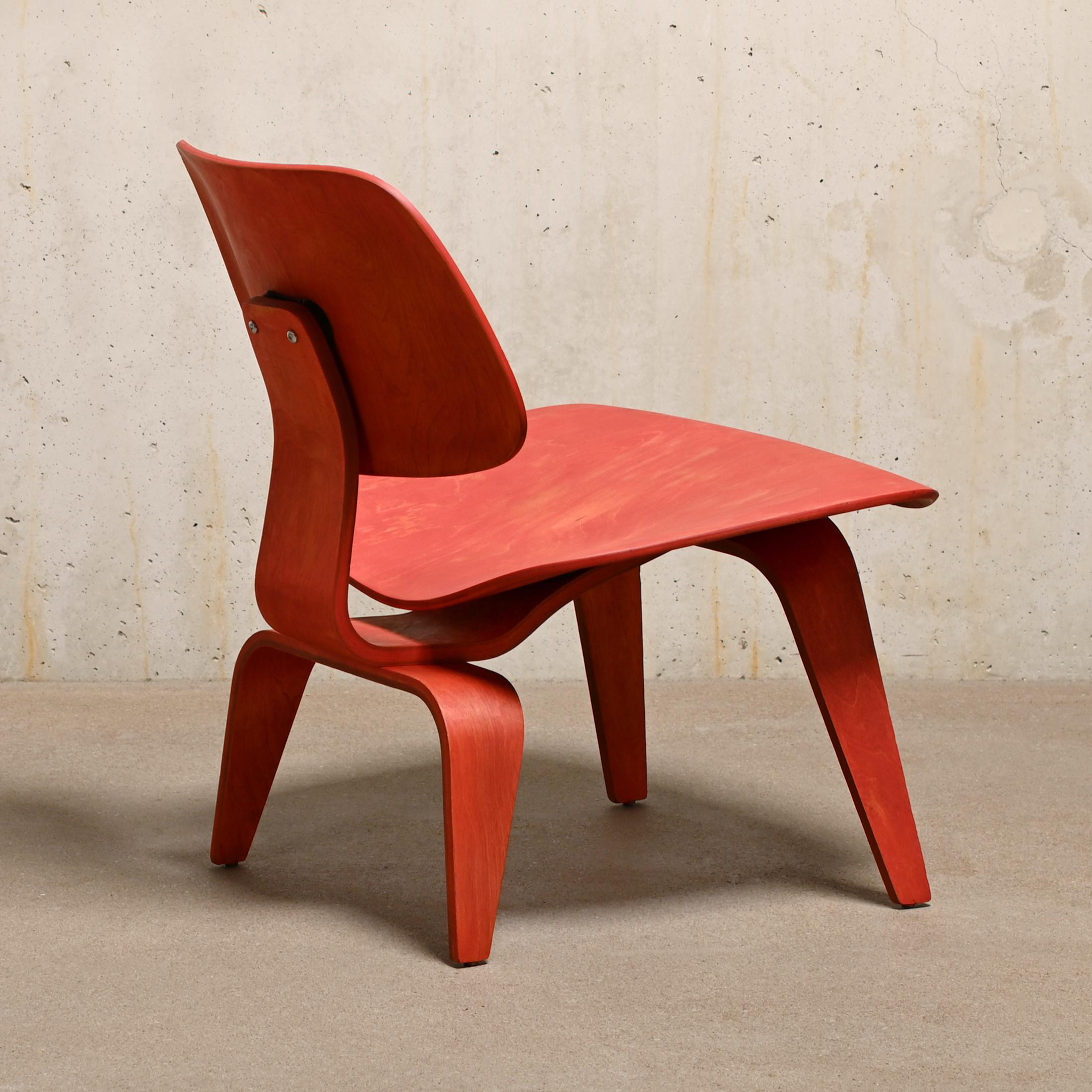 Moulé Charles & Ray Eames fauteuil de salon vintage LCW rouge en aniline pour Herman Miller