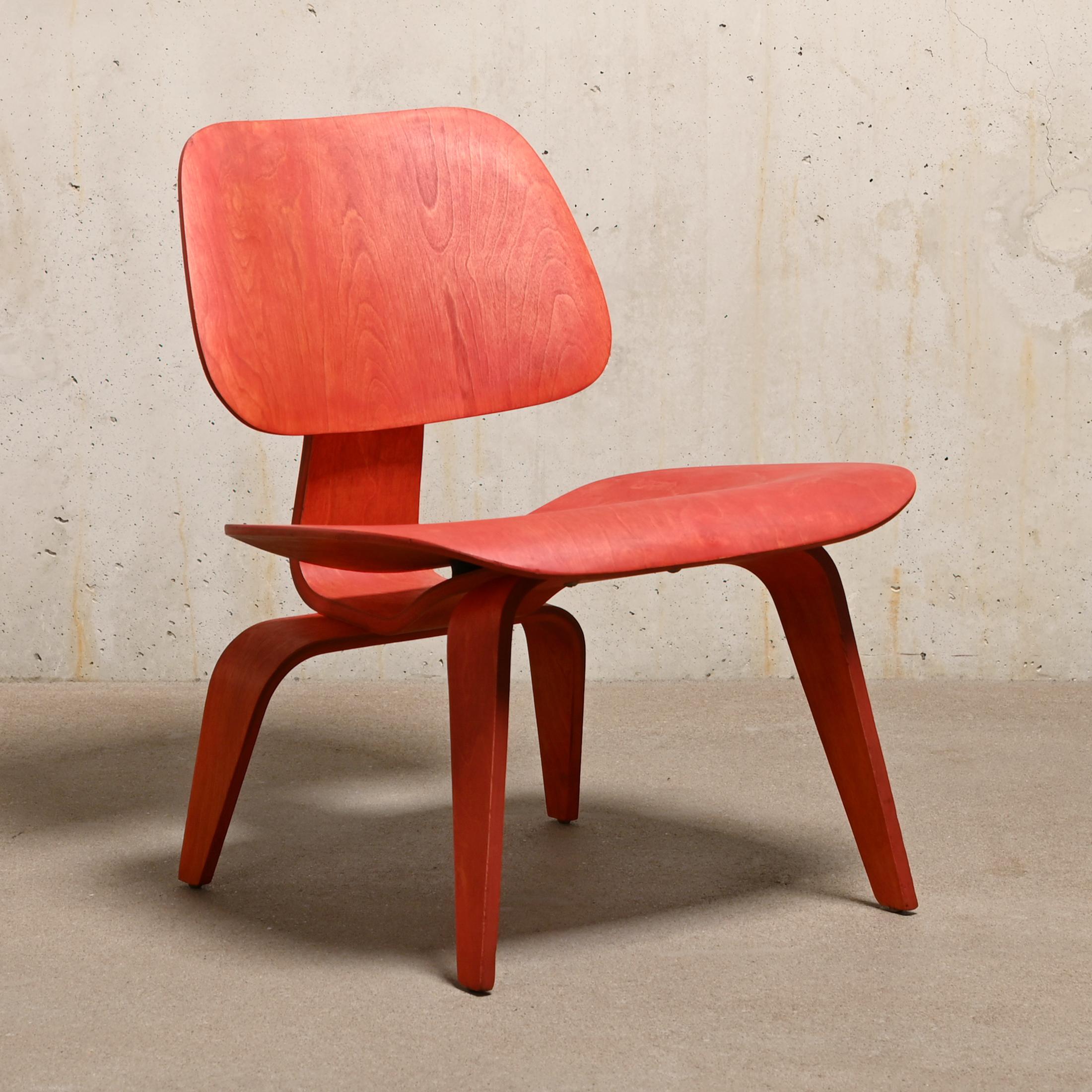 Milieu du XXe siècle Charles & Ray Eames fauteuil de salon vintage LCW rouge en aniline pour Herman Miller
