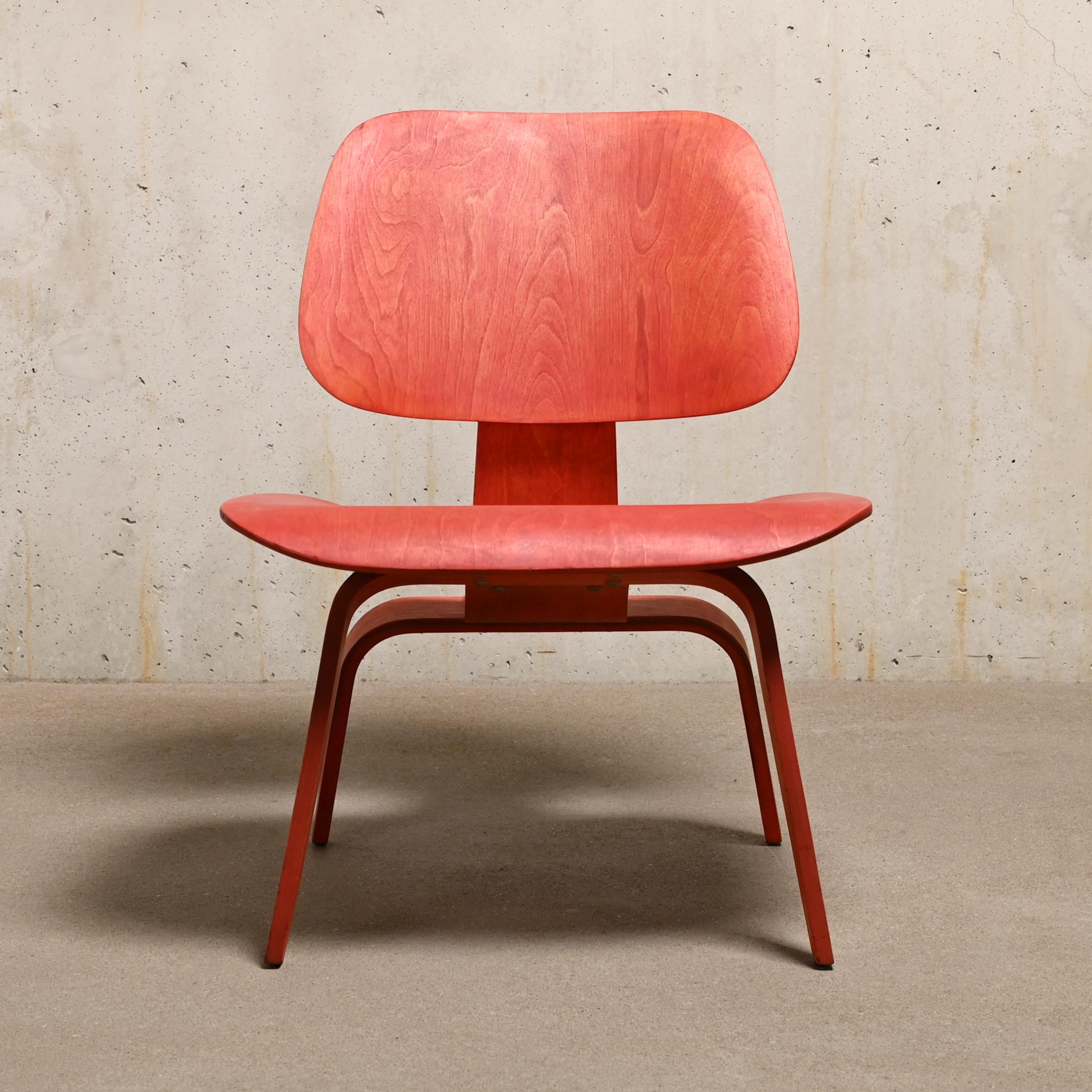 Contreplaqué Charles & Ray Eames fauteuil de salon vintage LCW rouge en aniline pour Herman Miller