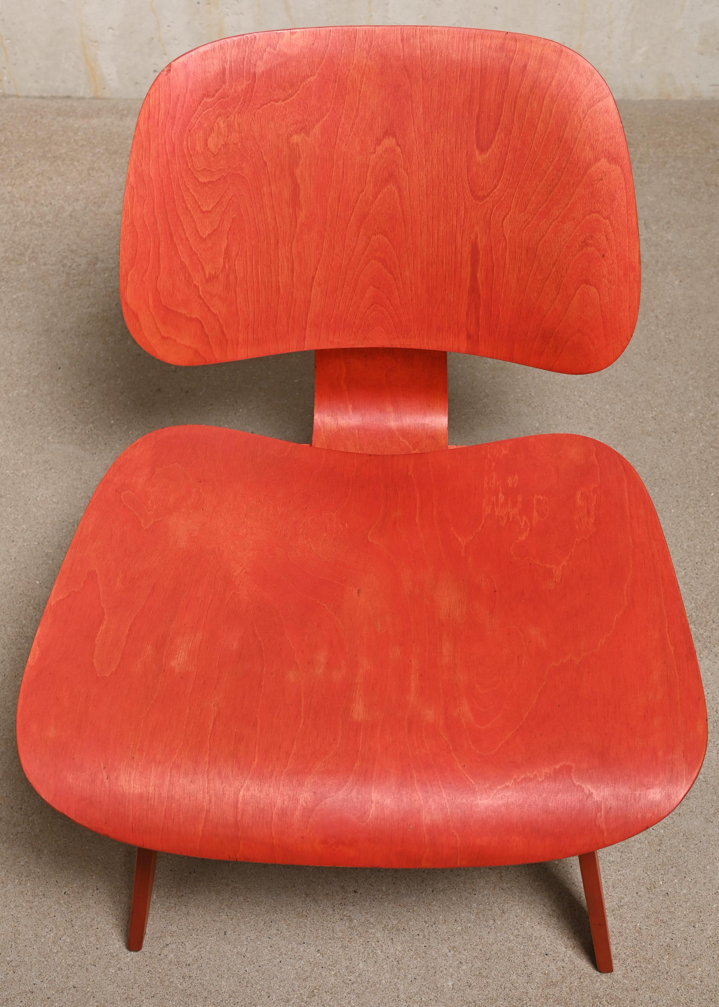Charles & Ray Eames fauteuil de salon vintage LCW rouge en aniline pour Herman Miller 1