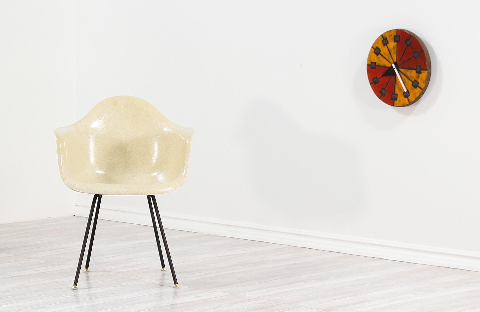 Kultiger moderner Fiberglas-Sessel:: entworfen von Charles & Ray Eames für Herman Miller in den USA:: circa 1950er Jahre. Dieses klassische leichte Stuhldesign verfügt über eine Glasfaserschale:: die in ihrem ursprünglichen Vintage-Zustand auf einem