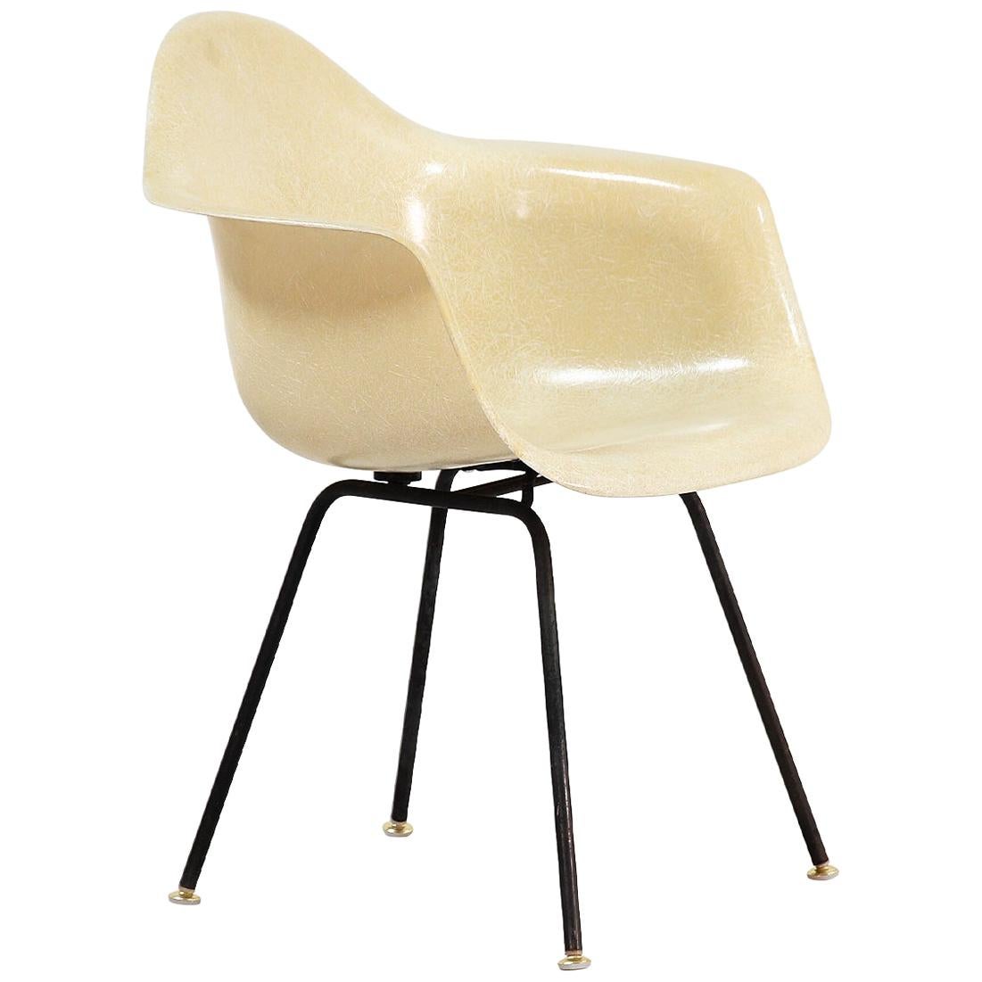 Charles & Ray Eames "Eggshell" Sessel aus Fiberglas für Herman Miller