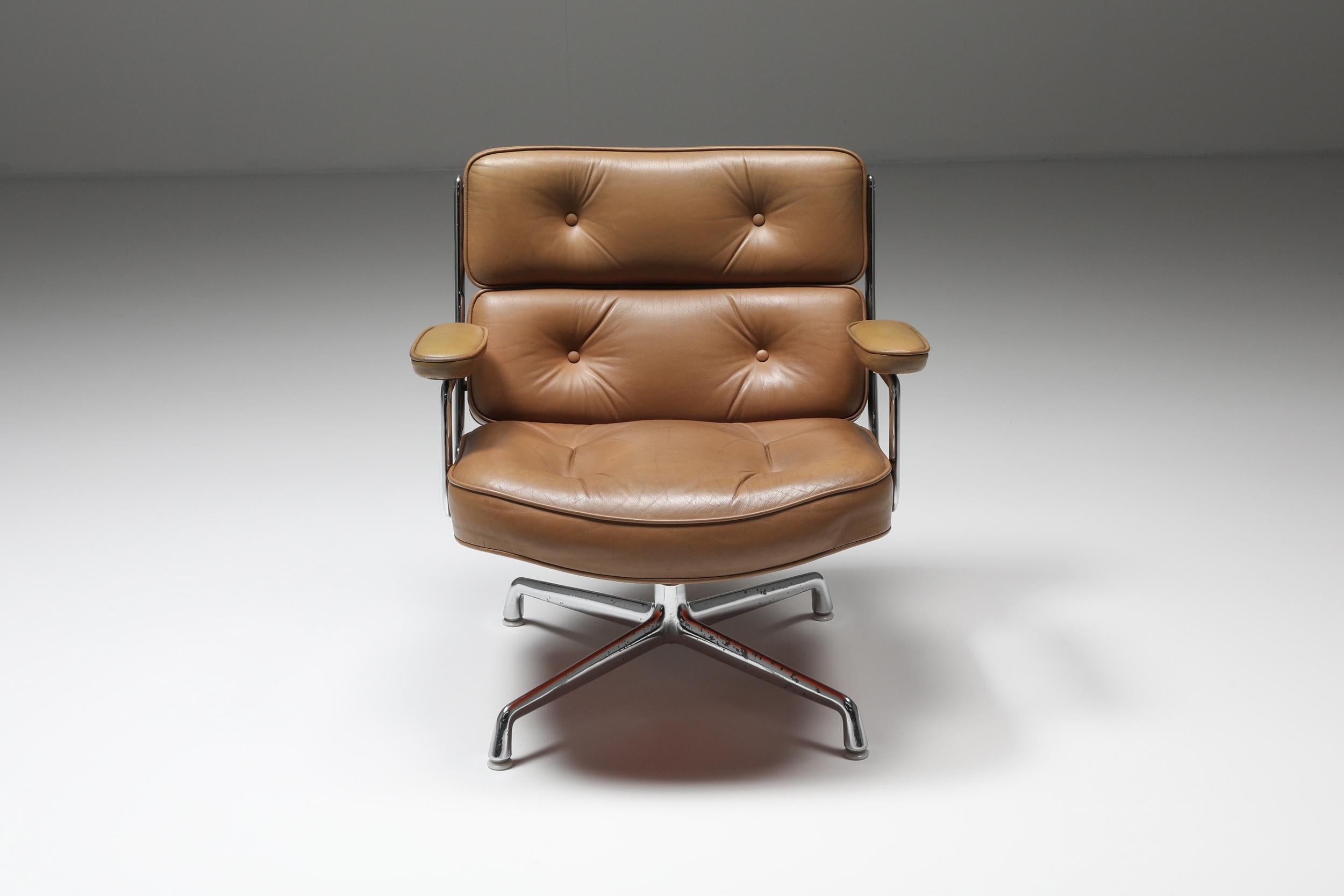 Moderne du milieu du siècle:: fauteuil de direction Eames:: fauteuil de bureau de Charles et Ray Eames:: cuir beige:: années 1970

Un vrai bijou du style Mad Men
La base chromée est un peu usée:: mais c'est exactement comme ça que je l'aime. 
La
