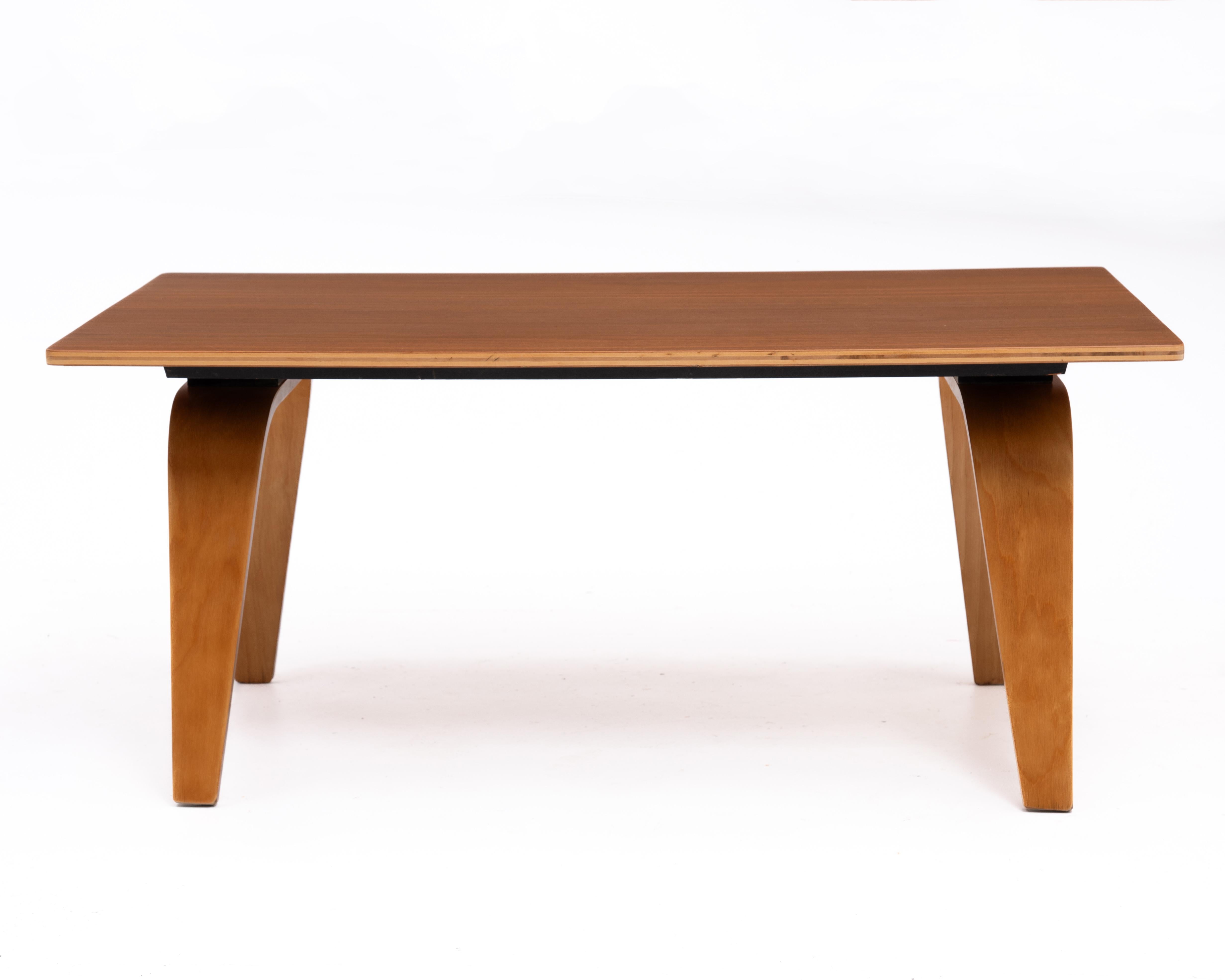 Rare table basse CTW1 de Charles et Ray Eames. Une première version de la table basse OTW (Oblong Table Wood). Le CTW1 a été introduit dans les années 1940 et a été produit pour la première fois par Evans Plywood Company. L'inscription manuscrite