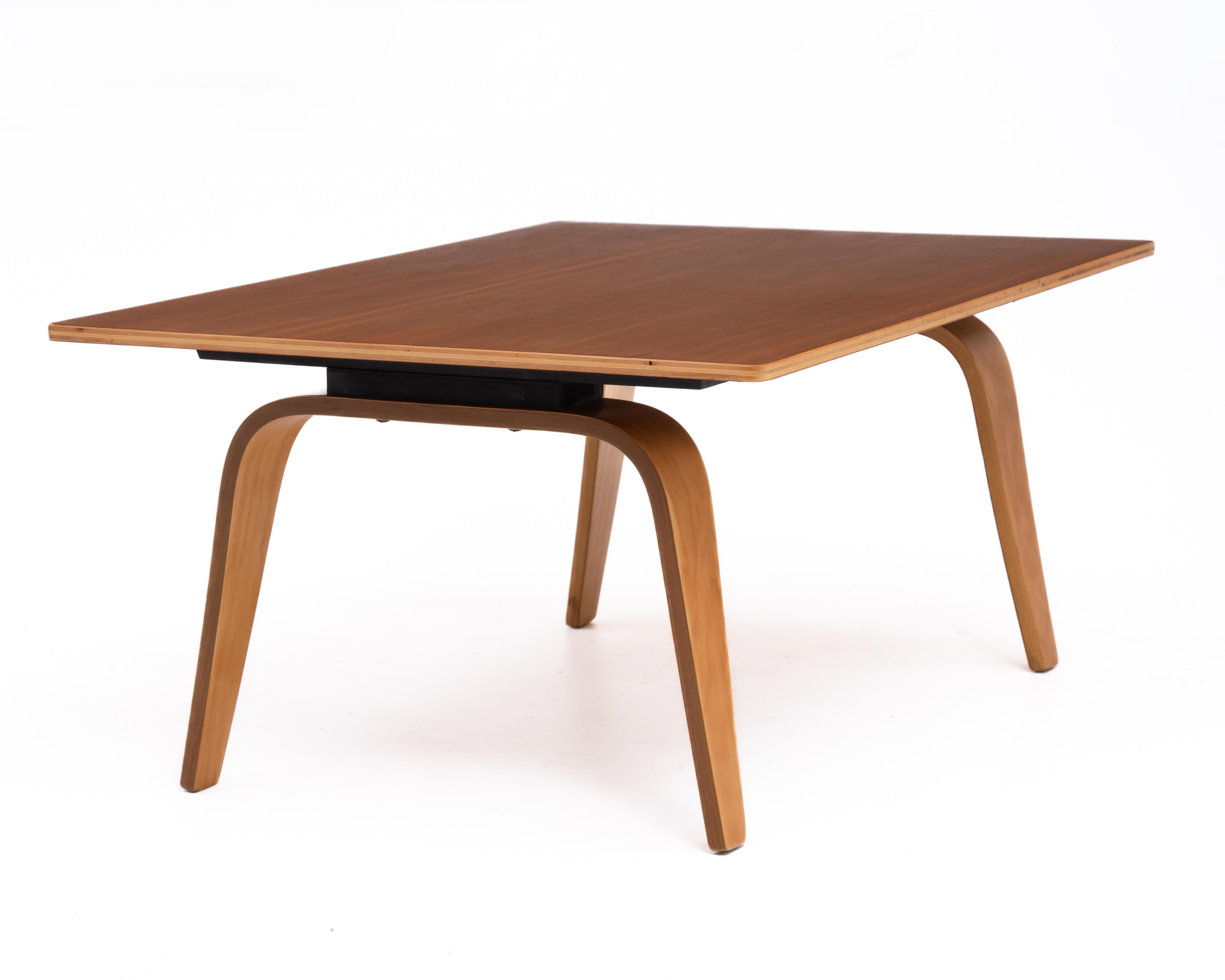 Charles Ray Eames Evans Plywood Company CTW1 OTW Oblong Table Wood Walnut Birch In Good Condition For Sale In Forest Grove, PA