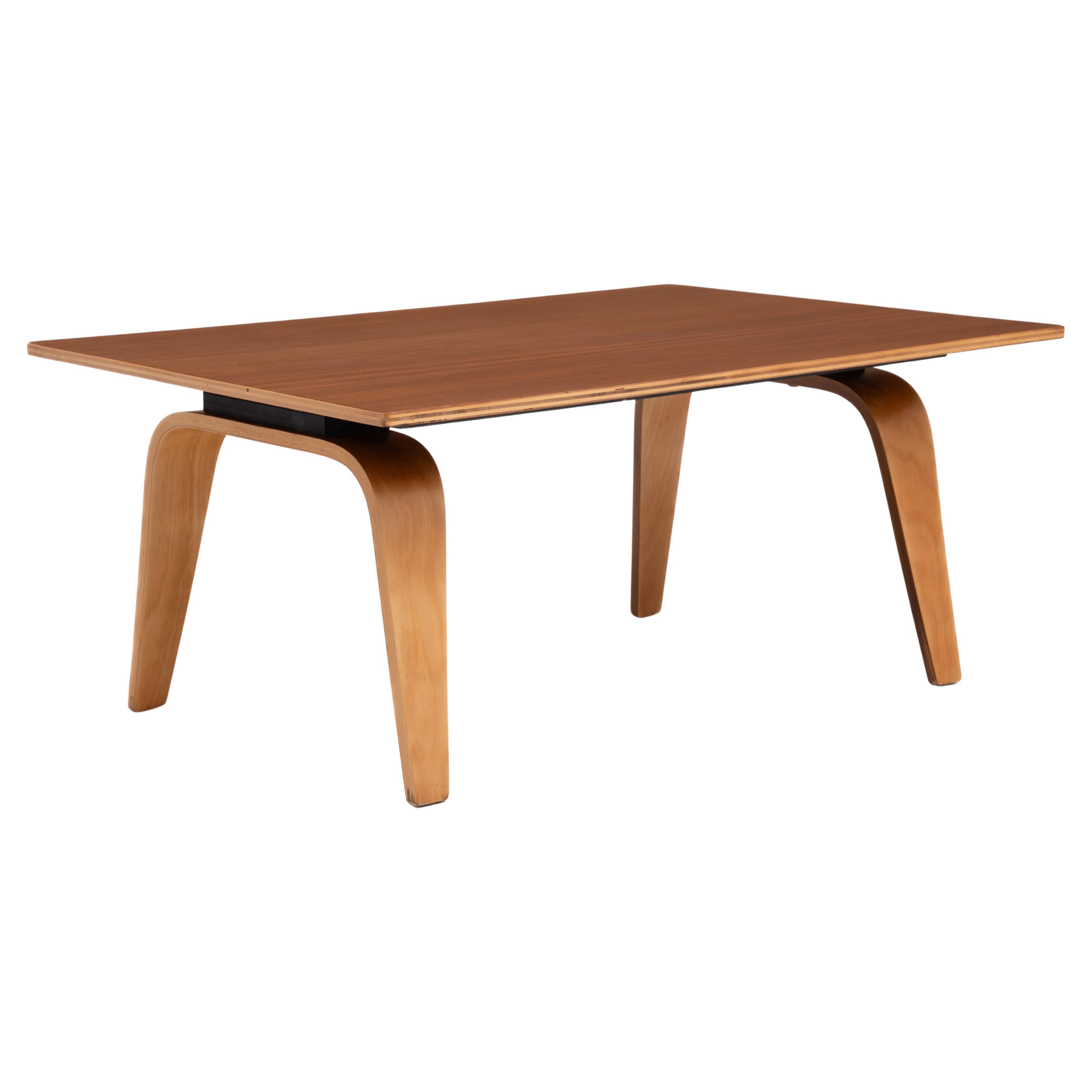 Charles Ray Eames Evans Plywood Company CTW1 OTW Langer Tisch aus Nussbaumholz, Nusbaum Birke im Angebot