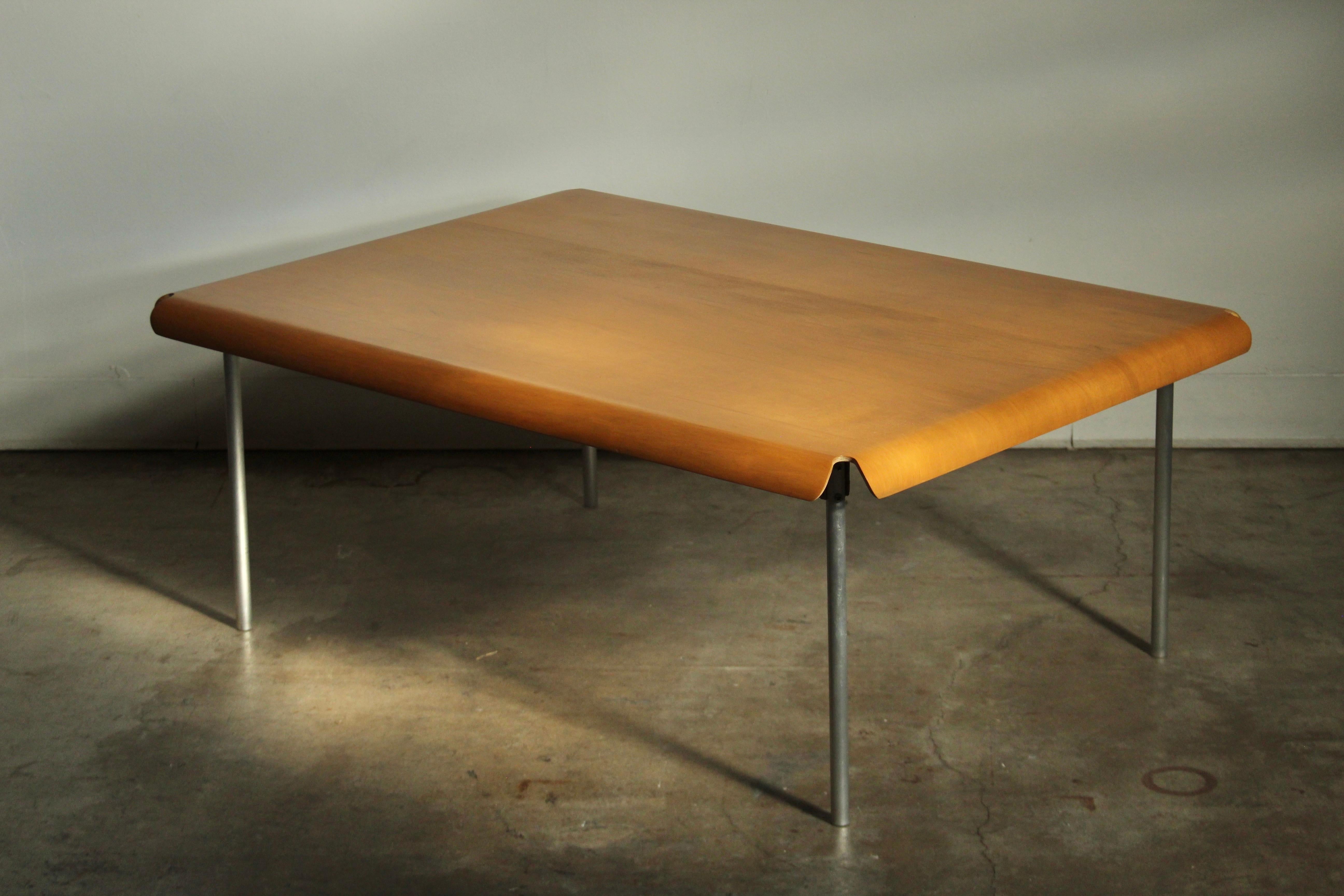 Très rare table basse en contreplaqué Evans, conçue par Charles et Ray Eames et produite par Evans Molded Plywood Division, dans le cadre d'une série expérimentale en contreplaqué. Ce magnifique exemplaire est en excellent état vintage, avec une
