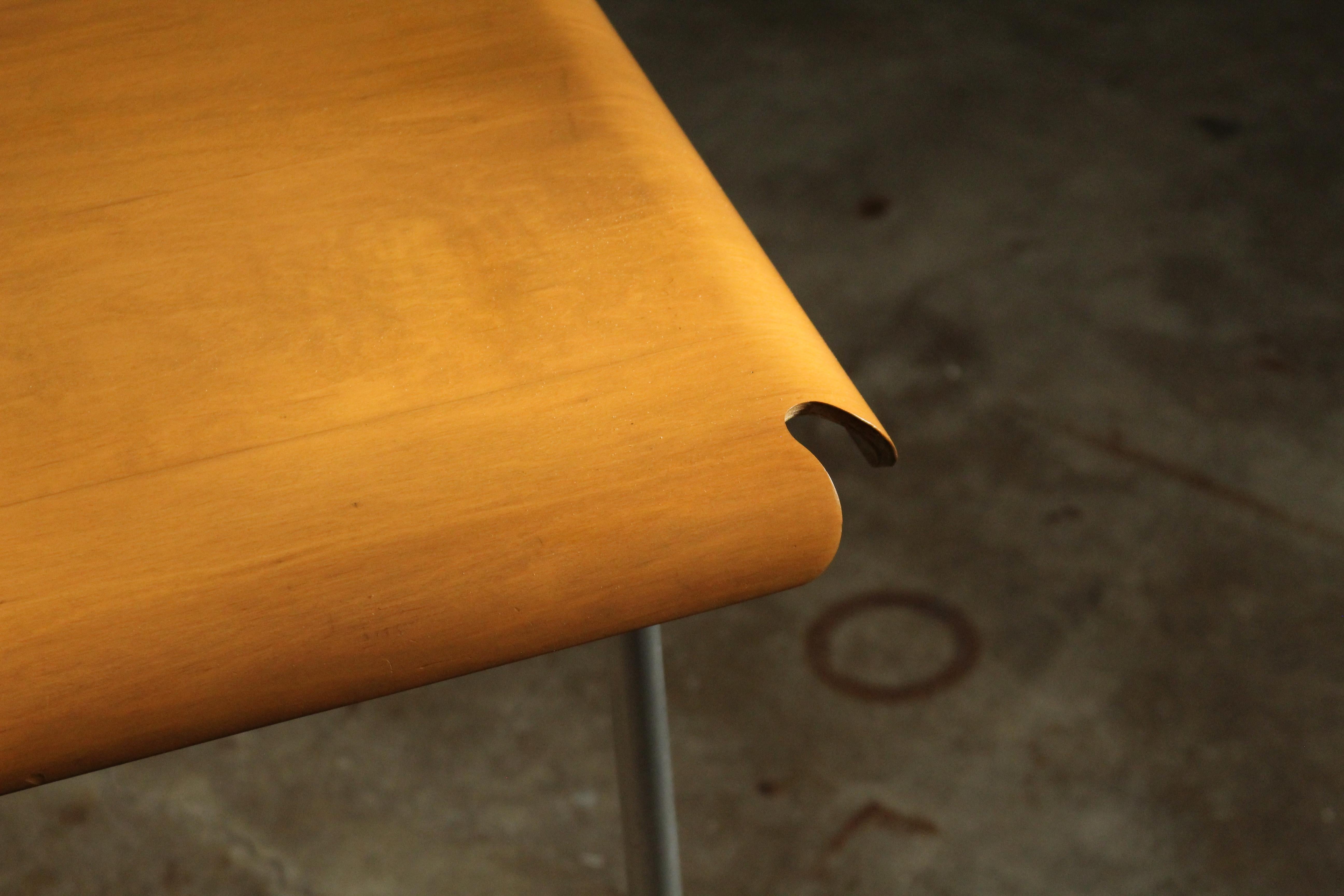 Américain Table basse expérimentale en contreplaqué moulé Charles & Ray Eames, 1945 en vente