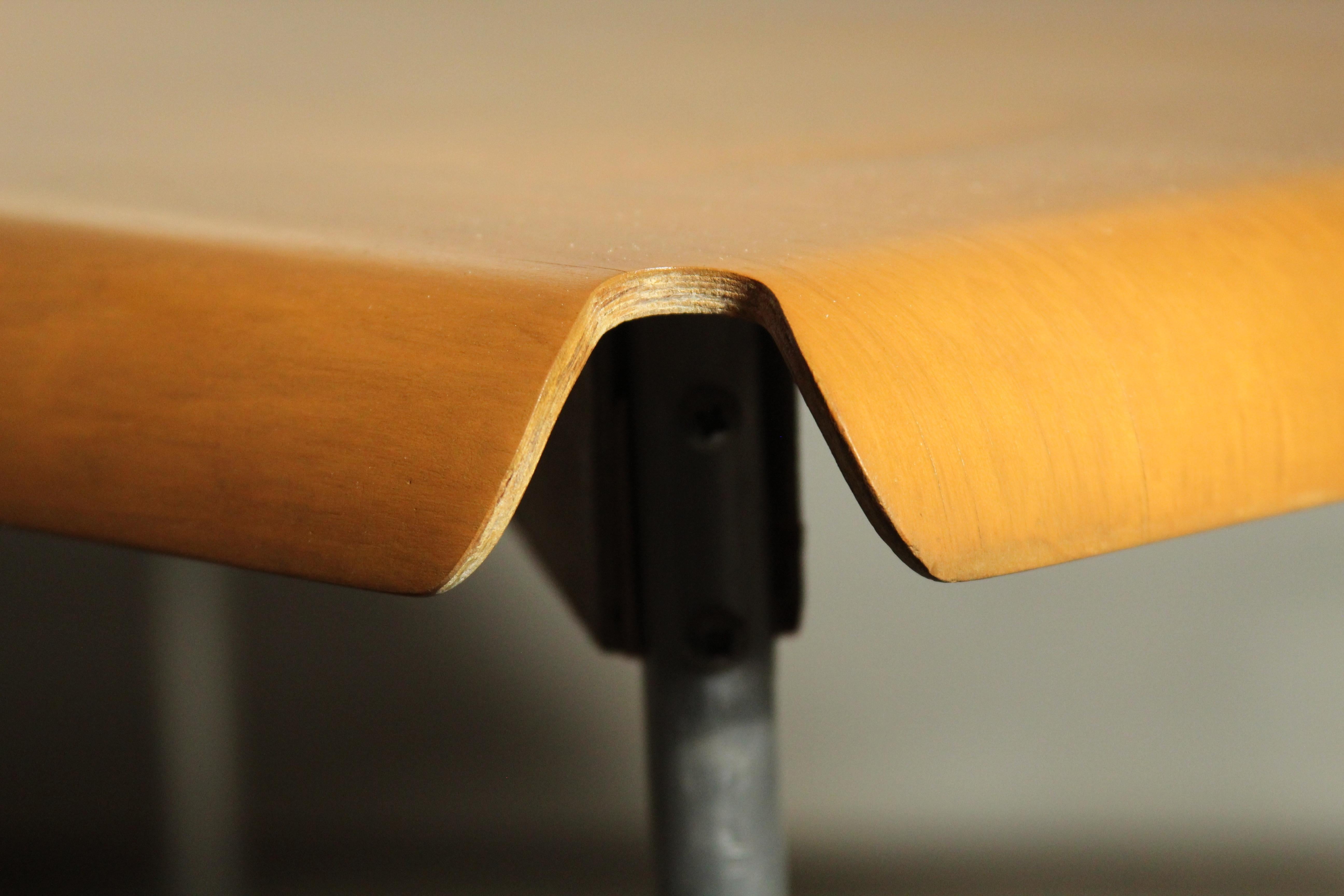 Milieu du XXe siècle Table basse expérimentale en contreplaqué moulé Charles & Ray Eames, 1945 en vente