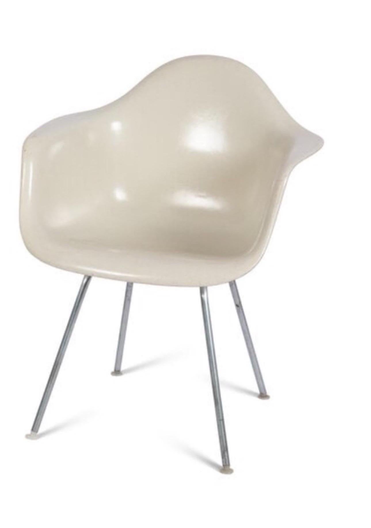 Ein Sessel mit massivem Stahlgestell und geformtem Kunststoffsitz, entworfen von Charles & Ray Eames und hergestellt von Herman Miller.

USA, um 1960. 

Abmessungen: Höhe 31 Zoll H x 25 Zoll B x 23 Zoll T

Unterschrieben.

Scheint alles original zu