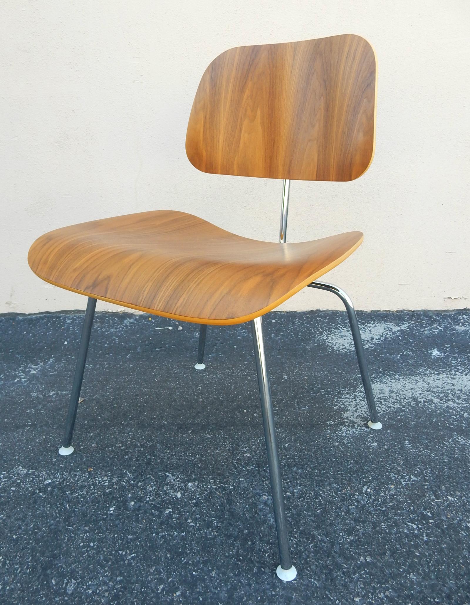 Charles Ray Eames for Herman Miller DCM Dining Chair in Walnut In Good Condition In Las Vegas, NV
