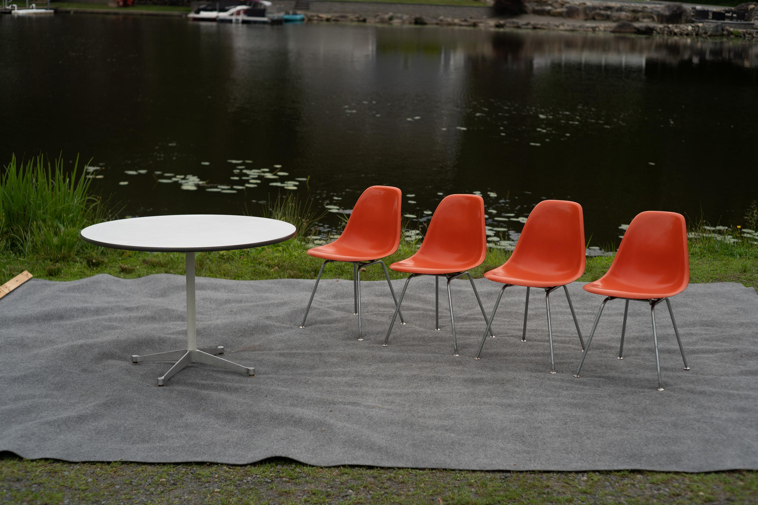 Juego de comedor Charles & Ray Eames para Herman Miller con 4 DSX y mesa de comedor de 48 pulgadas Moderno de mediados de siglo en venta