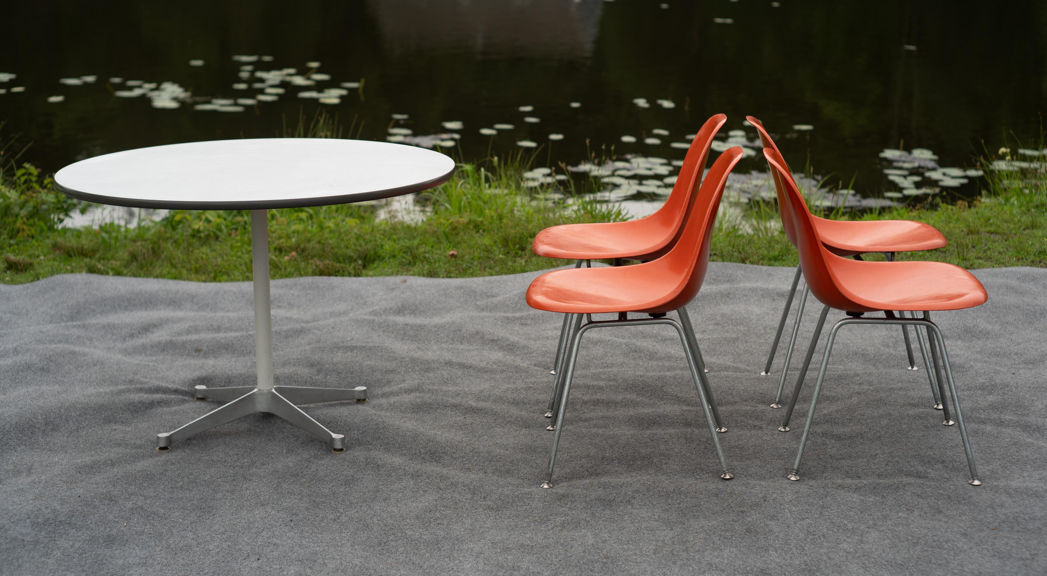 Juego de comedor Charles & Ray Eames para Herman Miller con 4 DSX y mesa de comedor de 48 pulgadas Estadounidense en venta