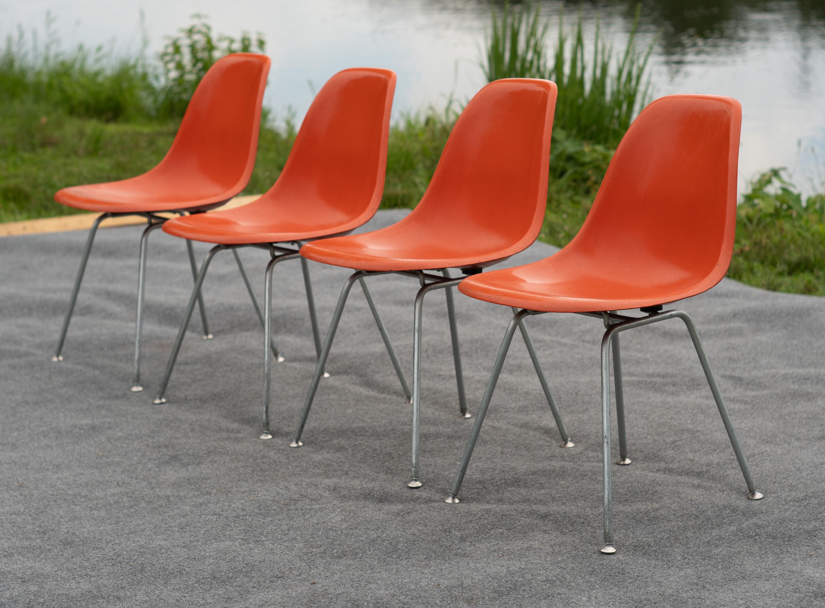 Juego de comedor Charles & Ray Eames para Herman Miller con 4 DSX y mesa de comedor de 48 pulgadas finales del siglo XX en venta