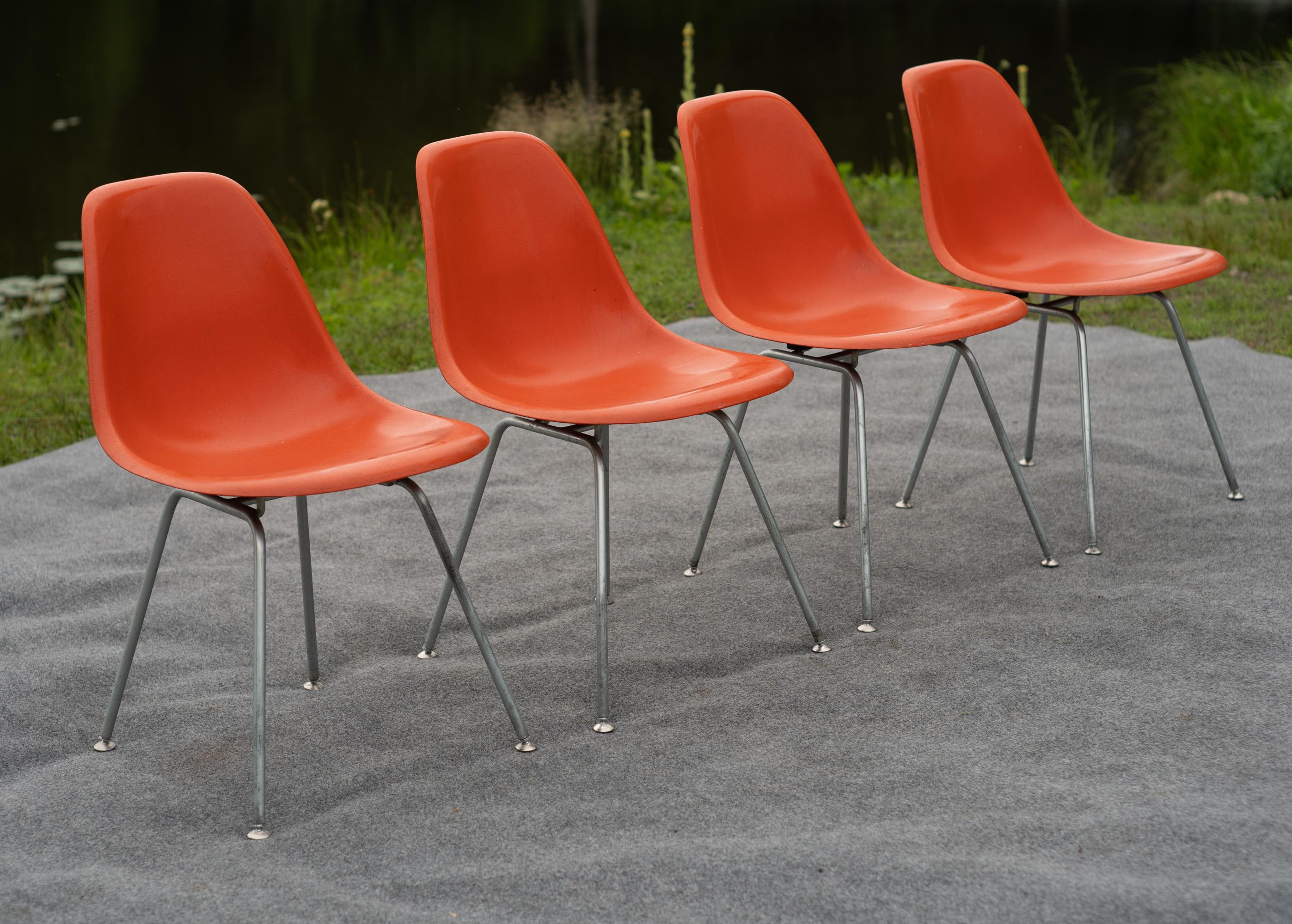 Juego de comedor Charles & Ray Eames para Herman Miller con 4 DSX y mesa de comedor de 48 pulgadas Metal en venta
