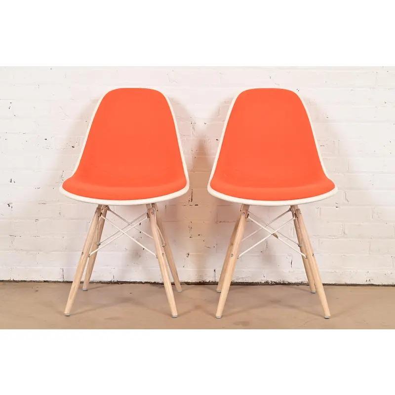 Une paire exceptionnelle et emblématique de chaises d'appoint, de chaises de bureau ou de chaises de salle à manger Eames 