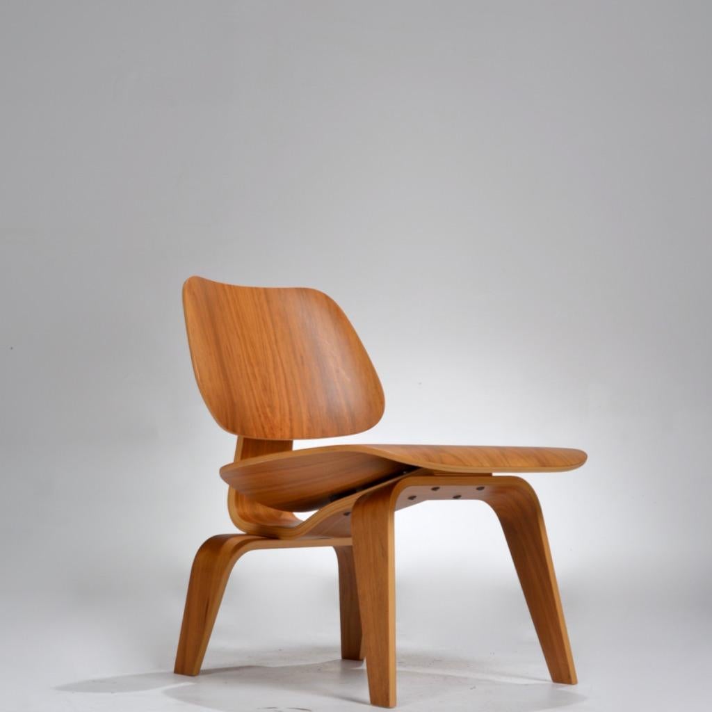 Molded plywood lounge chair, designed by Charles and Ray Eames for Herman Miller by Evans Production (Evans Molded Plywood Division.)
Honored by Time magazine as the Best Design of the 20th century, the Lounge Chair Wood (LCW) began as an
