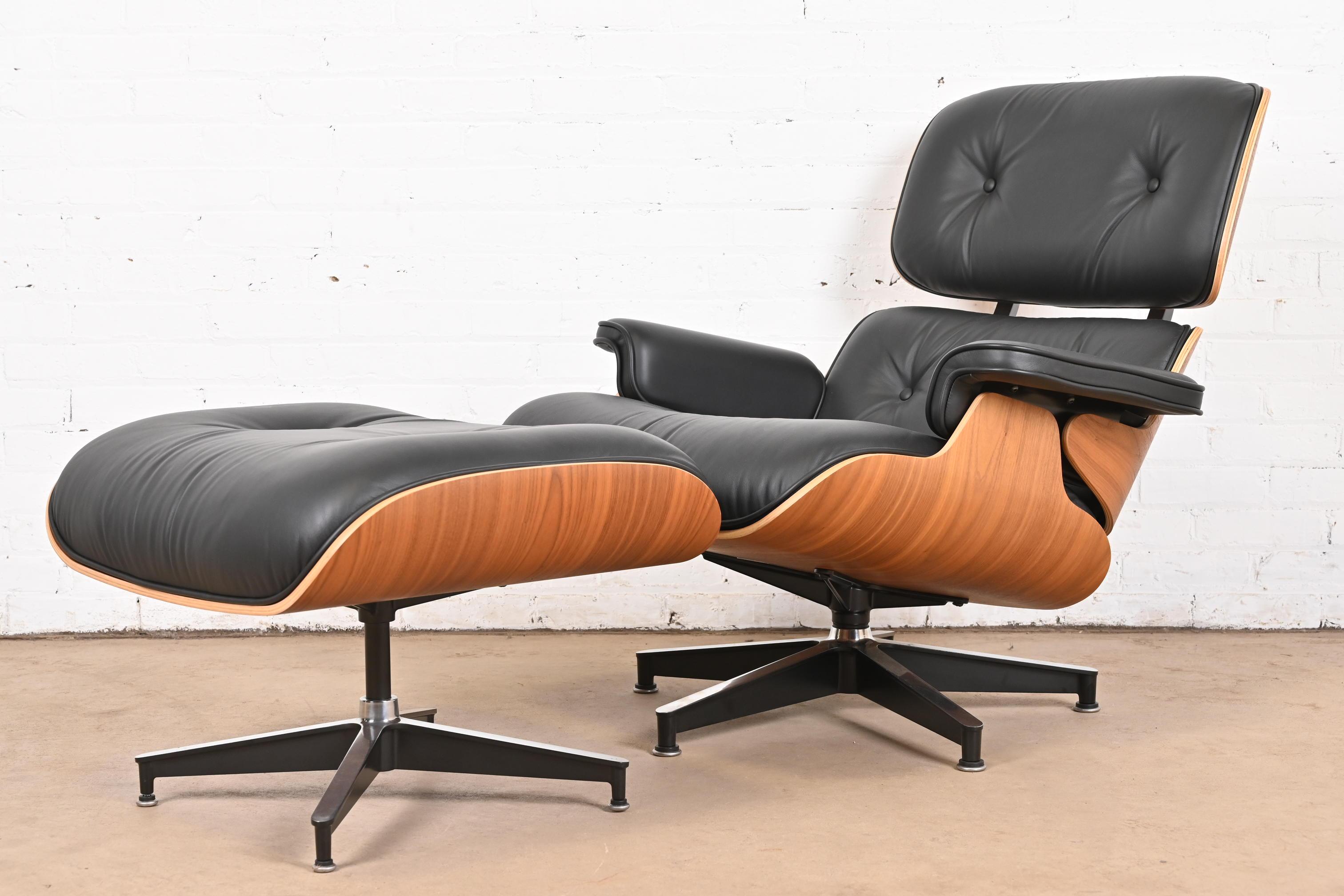 Mid-Century Modern Charles & Ray Eames for Herman Miller Lounge Chair and Ottoman in Walnut
