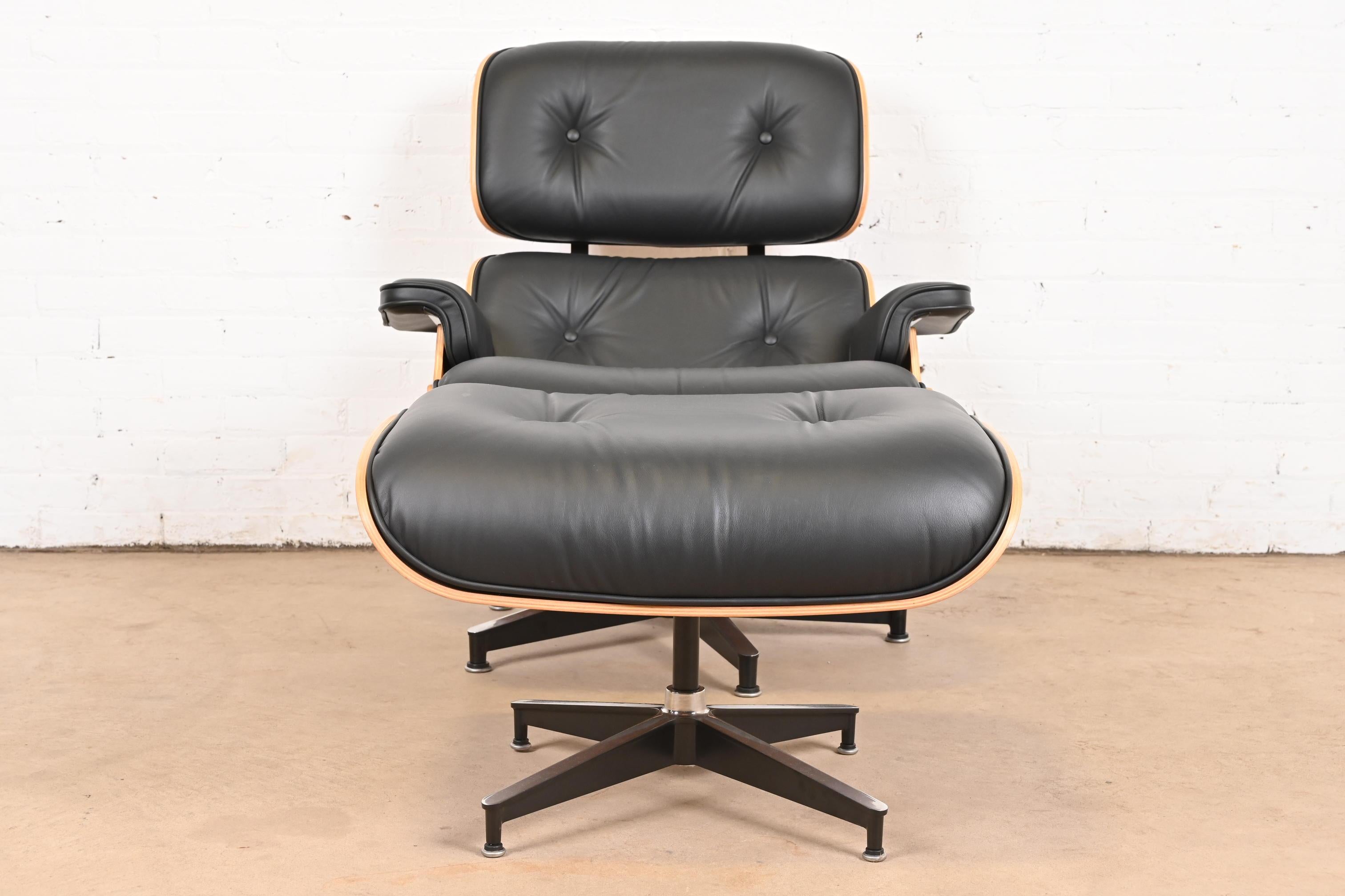 Charles & Ray Eames for Herman Miller Lounge Chair and Ottoman in Walnut In Good Condition In South Bend, IN