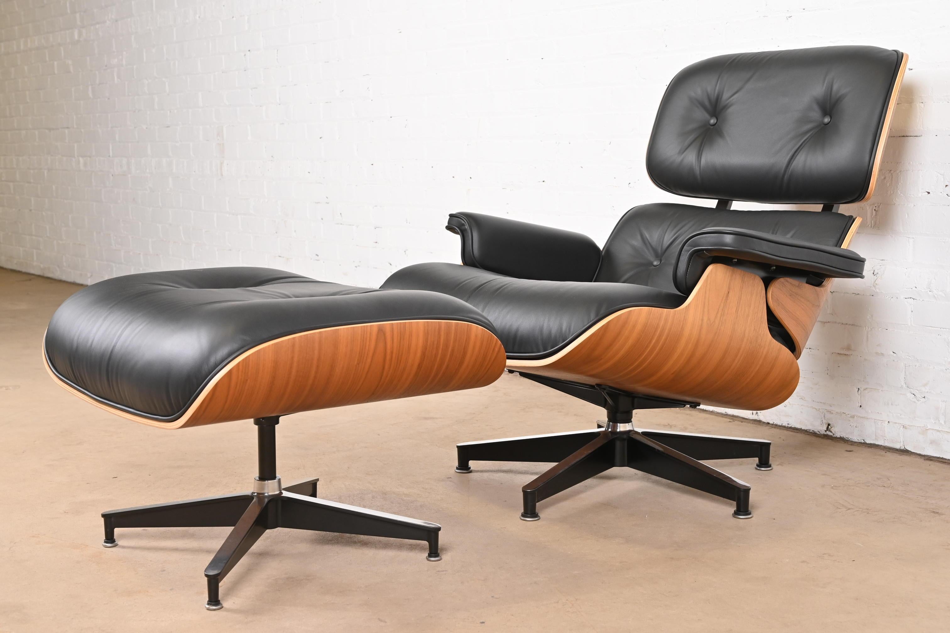 Leather Charles & Ray Eames for Herman Miller Lounge Chair and Ottoman in Walnut