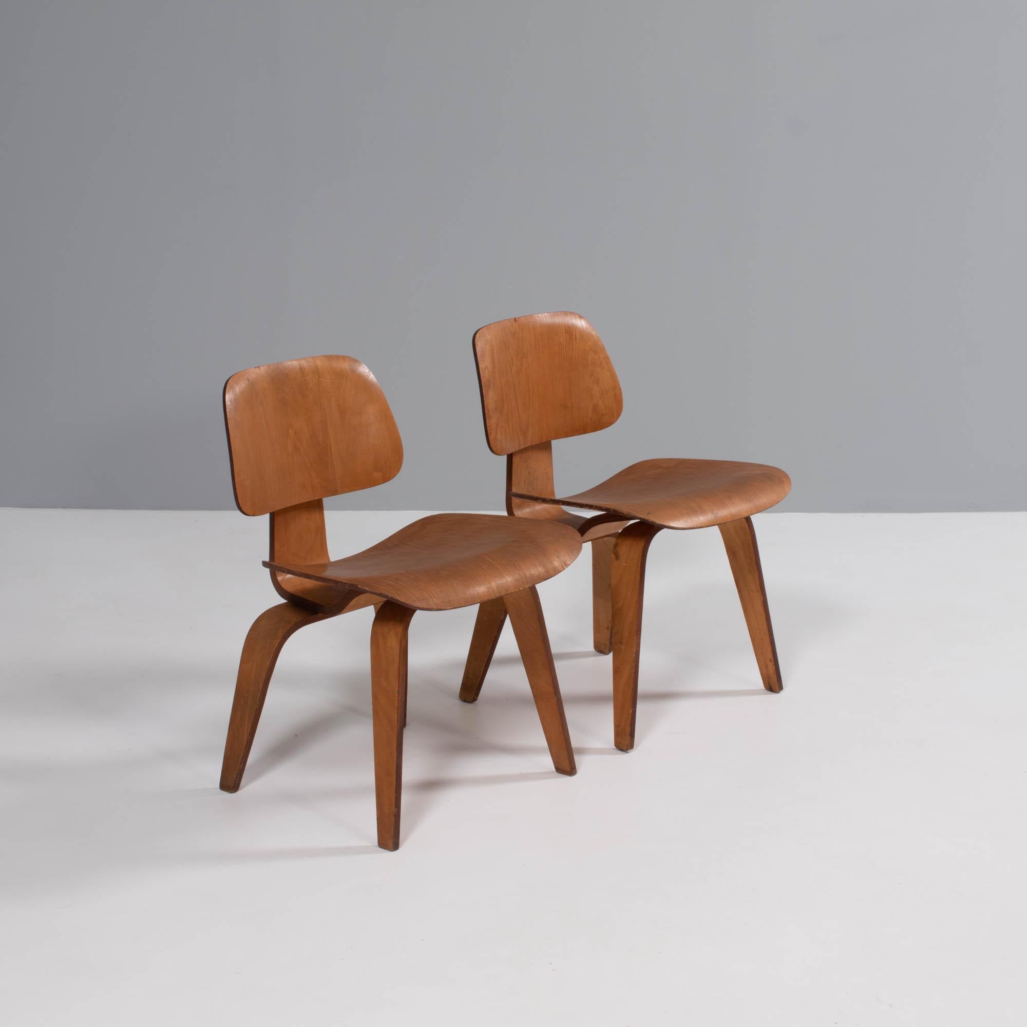 Der DCW-Stuhl wurde ursprünglich 1946 auf den Markt gebracht. 1950 übernahm Herman Miller die Herstellung der Stühle. Dies dauerte bis 1953, als die Stühle bis 1994 aus der Produktion genommen wurden. 

Diese Stühle gehören der 2. Generation an