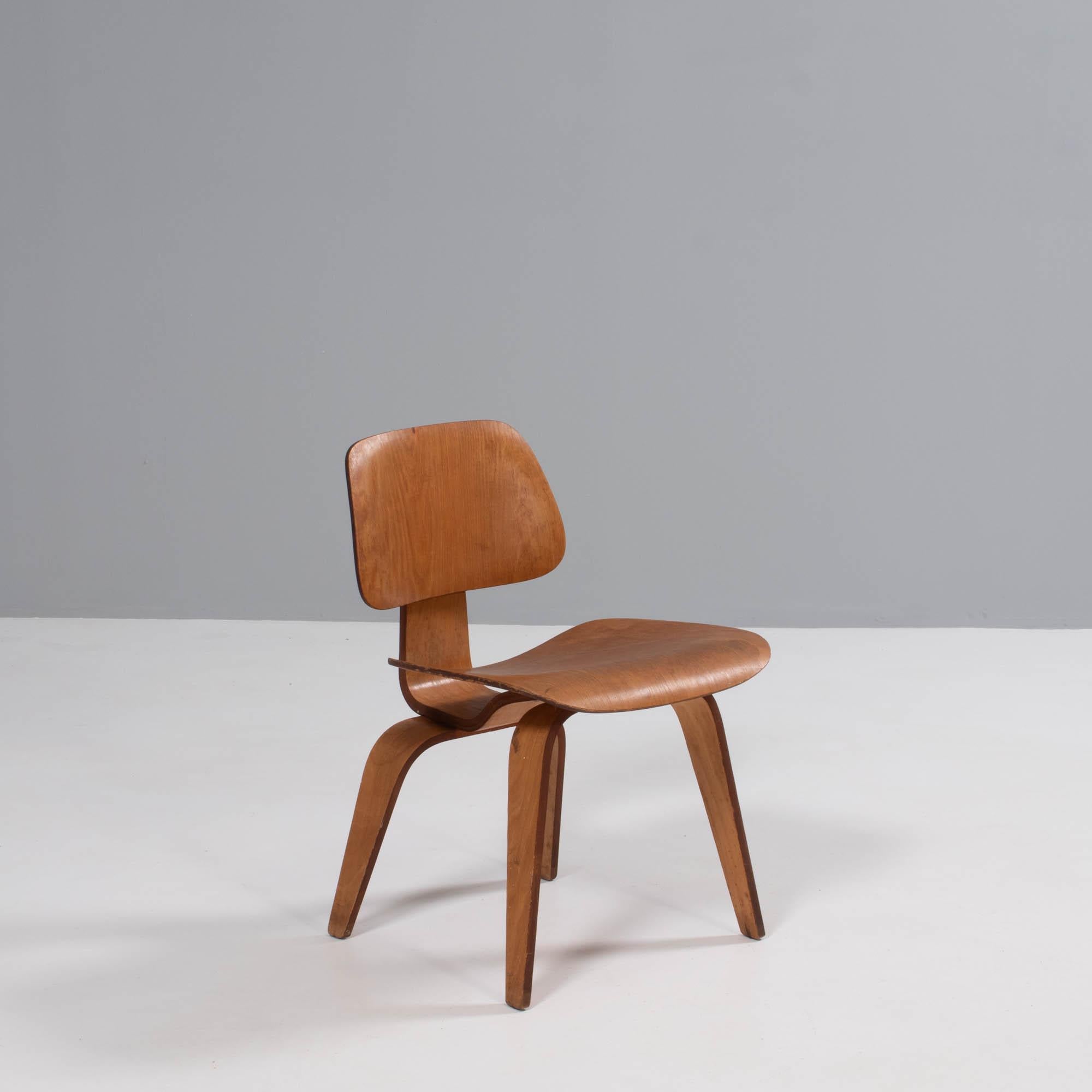 Charles & Ray Eames für Herman Miller Sperrholz DCW Esszimmerstühle, 2er-Set, 1950er Jahre im Zustand „Relativ gut“ im Angebot in London, GB