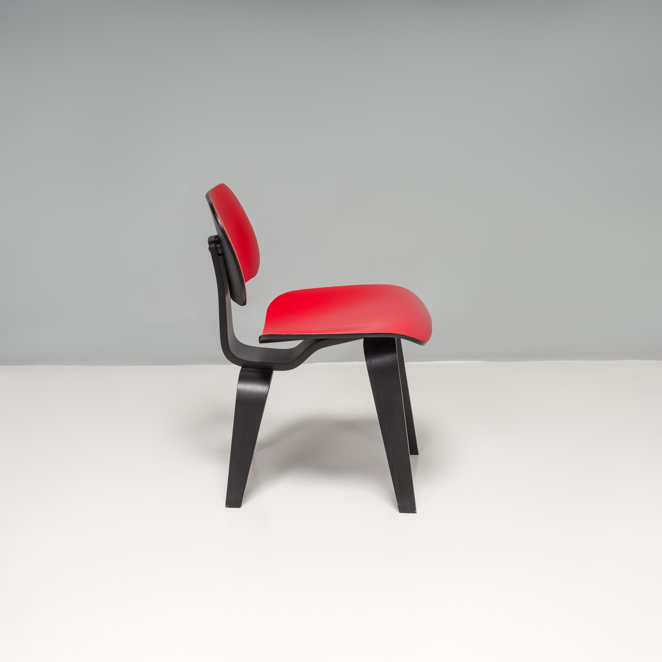 Américain Charles and Ray Eames for Herman Miller Red & Black DCW Armchair (Fauteuil DCW rouge et noir), 2004 en vente