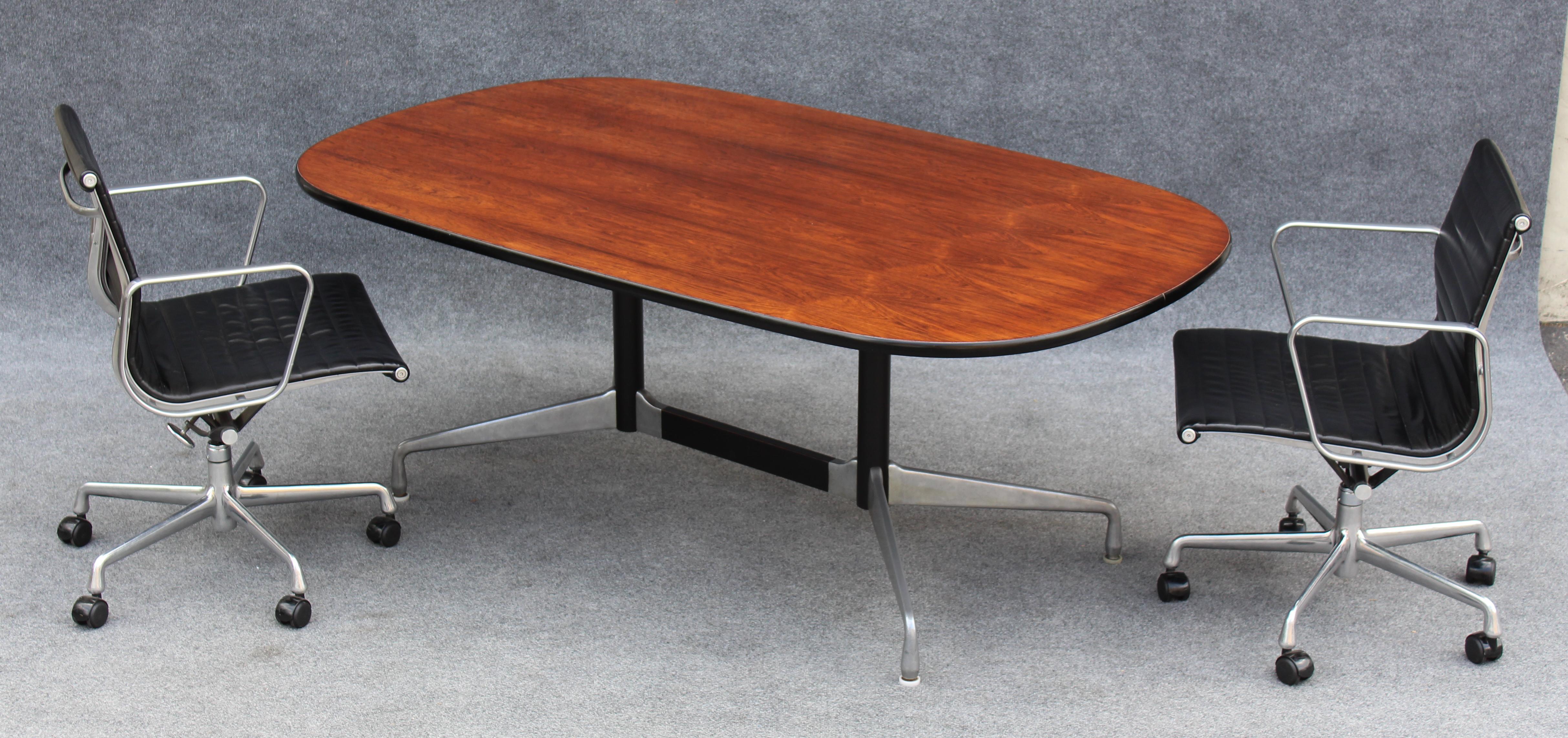 Table de conférence en bois de rose restaurée Charles & Ray Eames pour Herman Miller en vente 3