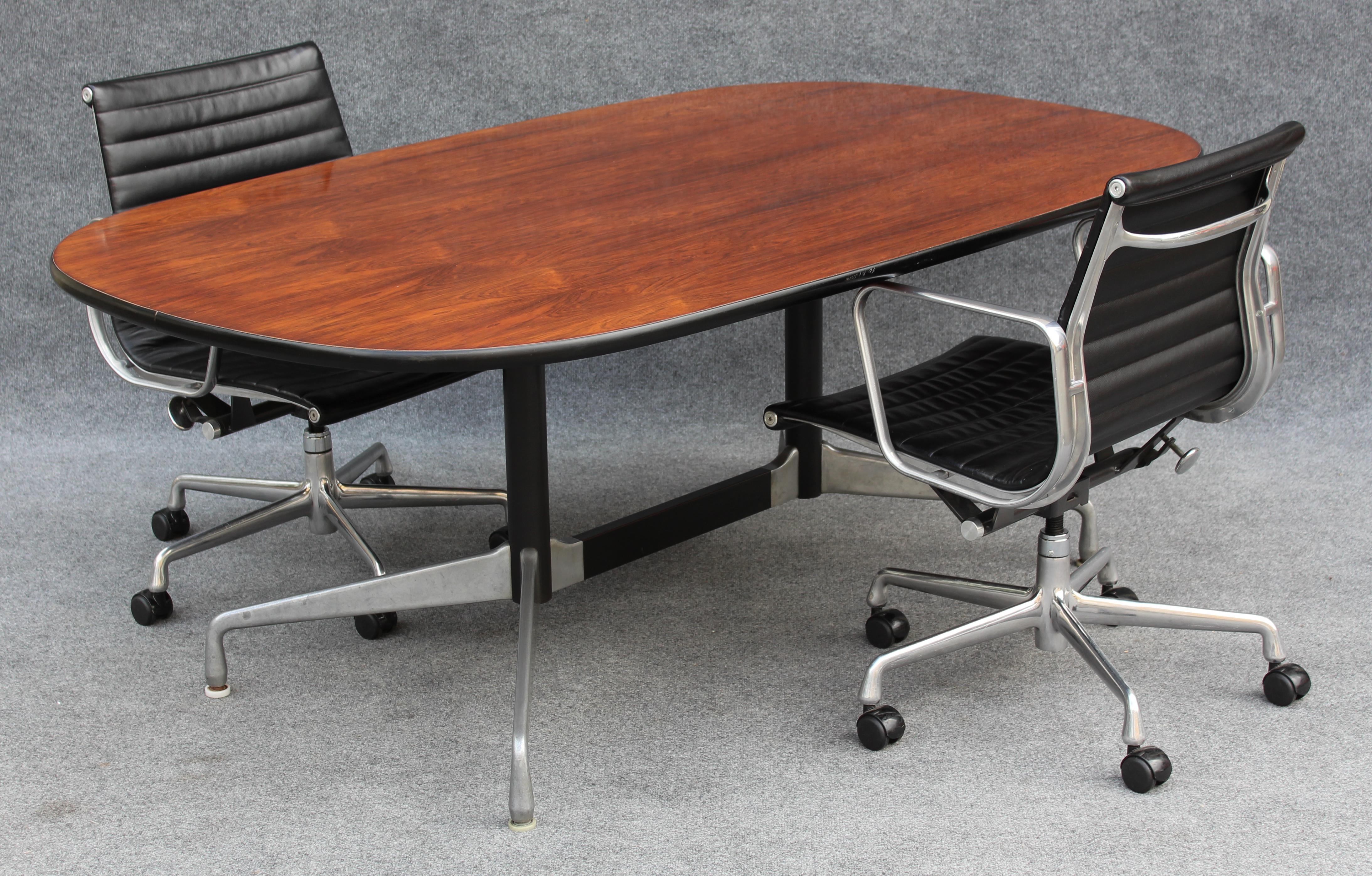 Table de conférence en bois de rose restaurée Charles & Ray Eames pour Herman Miller en vente 4