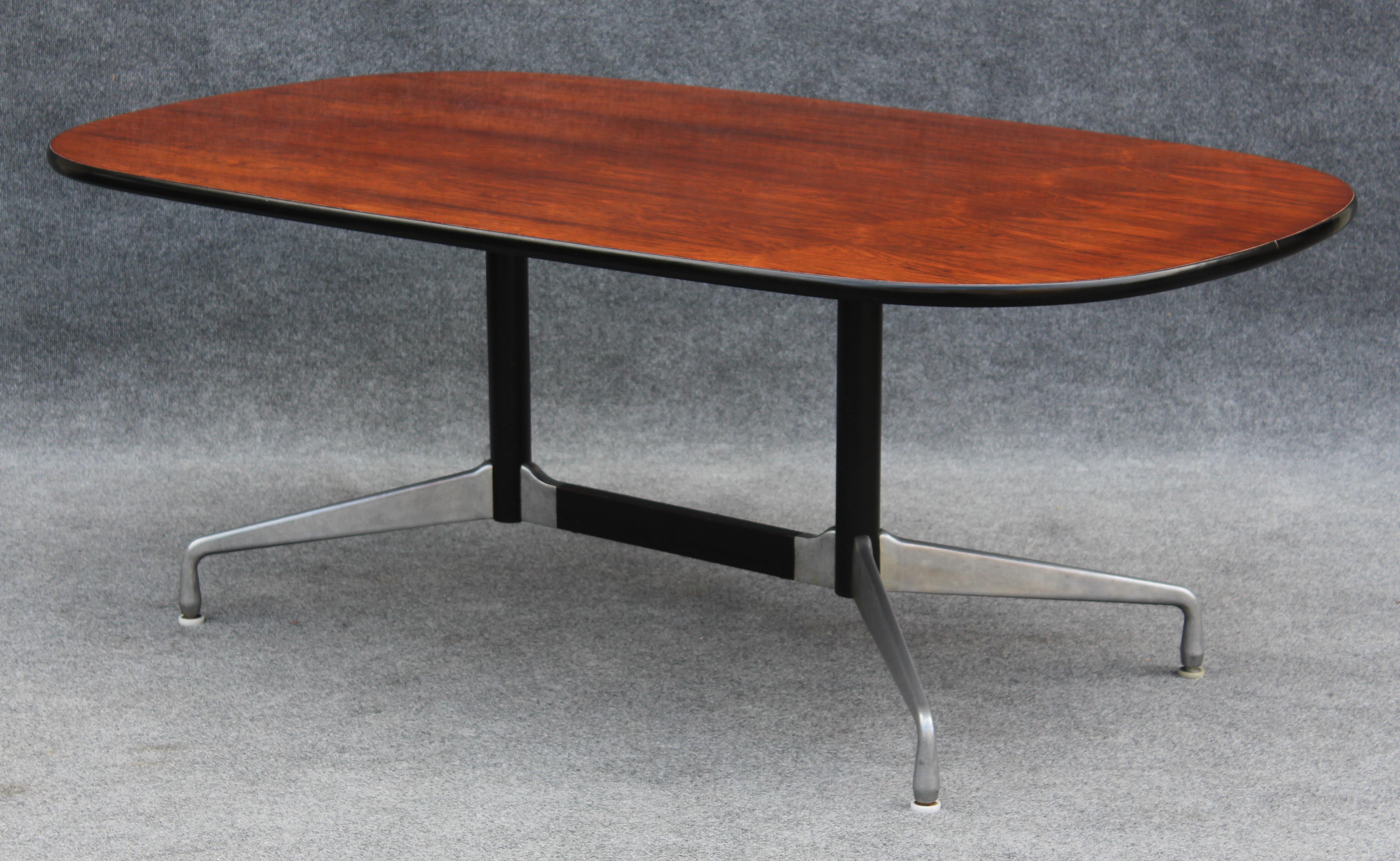 Mid-Century Modern Table de conférence en bois de rose restaurée Charles & Ray Eames pour Herman Miller en vente