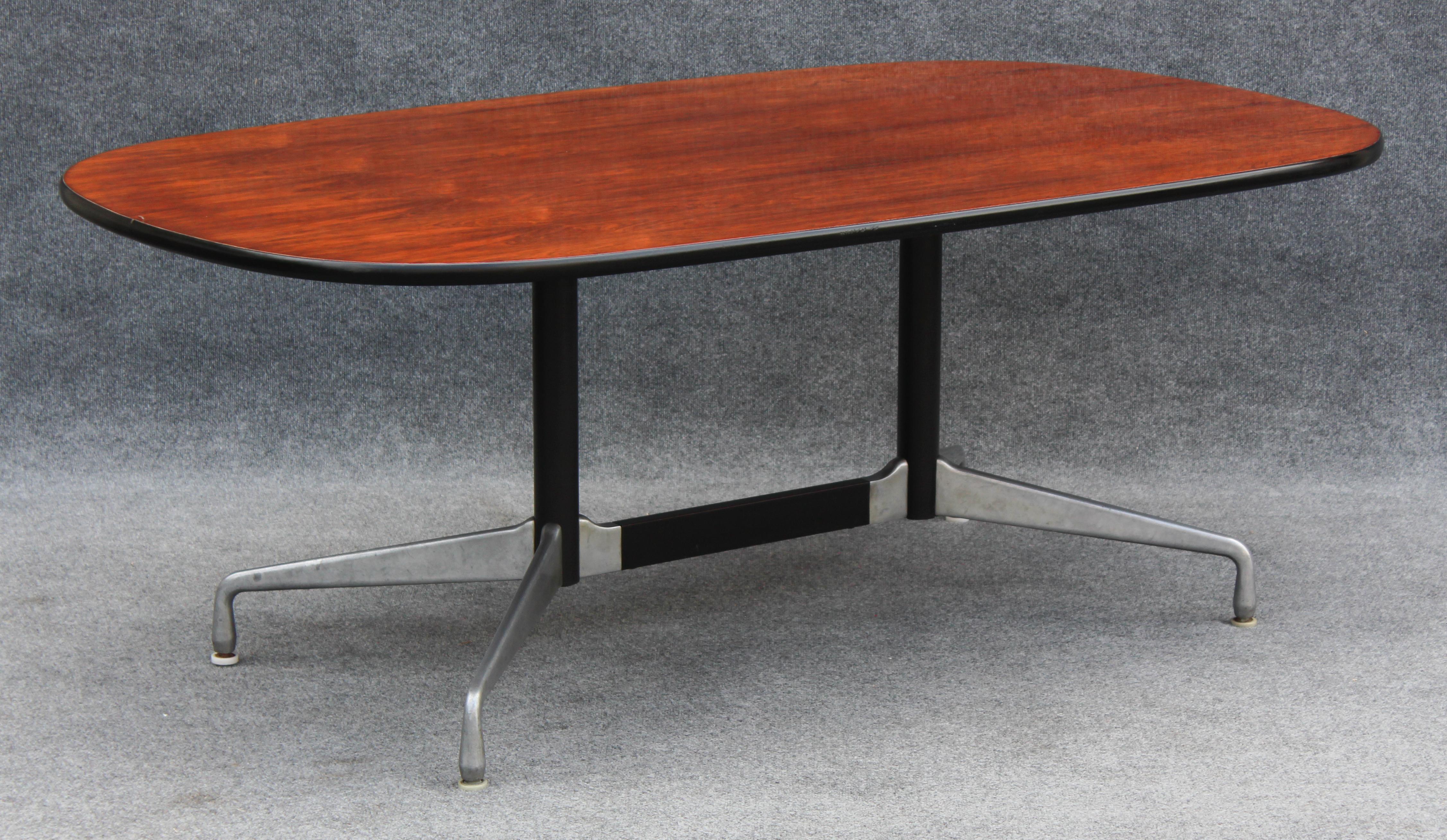 Américain Table de conférence en bois de rose restaurée Charles & Ray Eames pour Herman Miller en vente