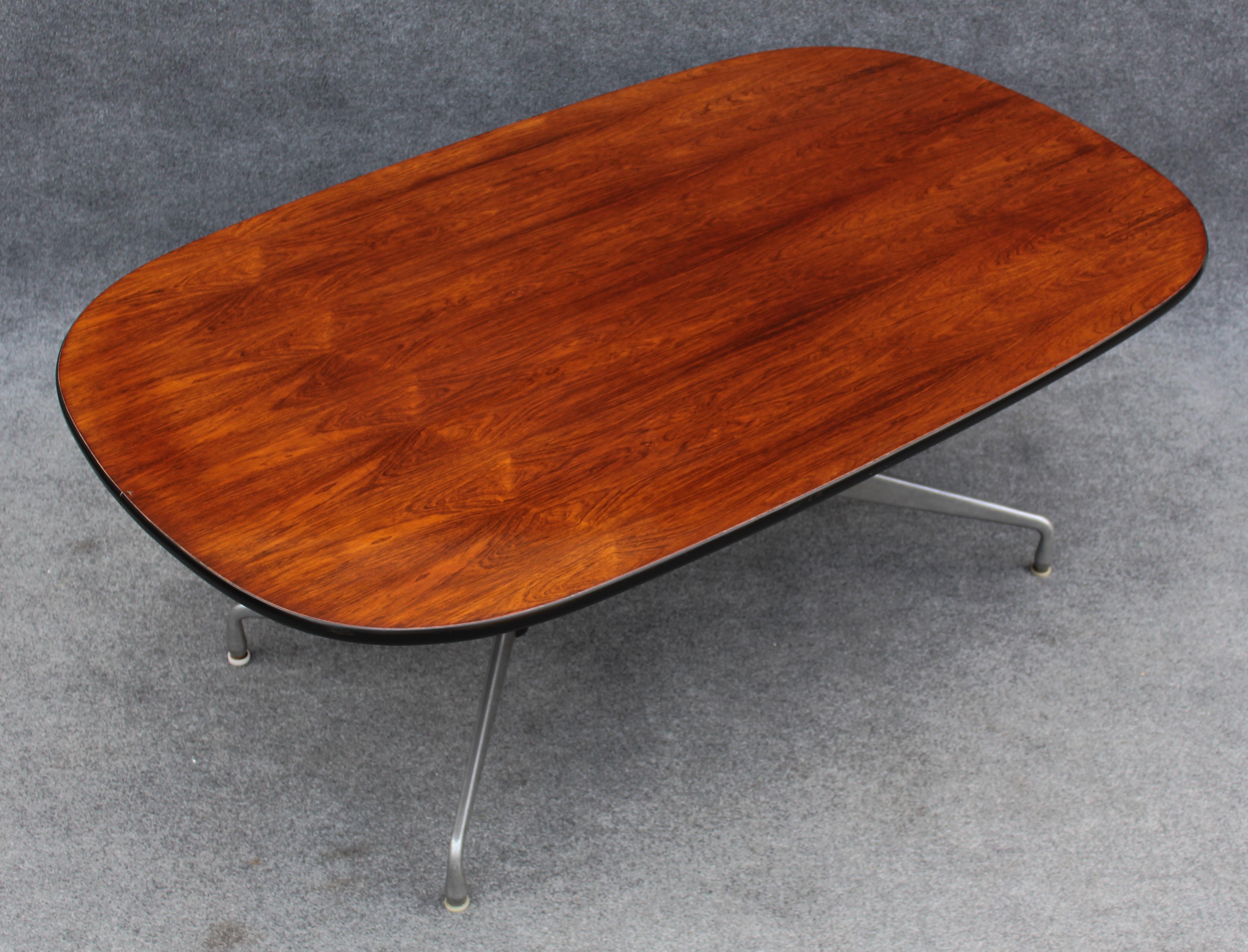 Milieu du XXe siècle Table de conférence en bois de rose restaurée Charles & Ray Eames pour Herman Miller en vente