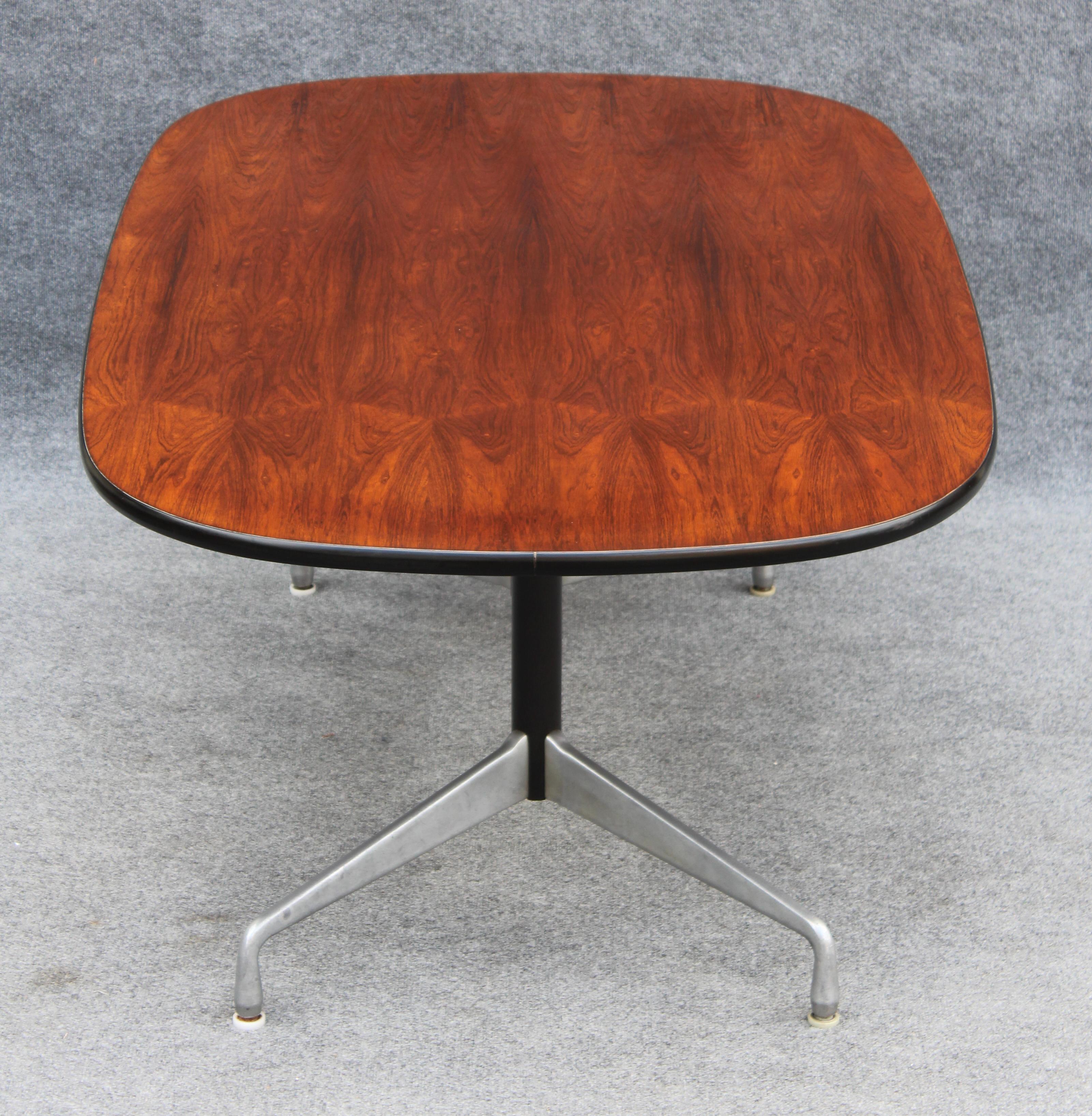 Caoutchouc Table de conférence en bois de rose restaurée Charles & Ray Eames pour Herman Miller en vente