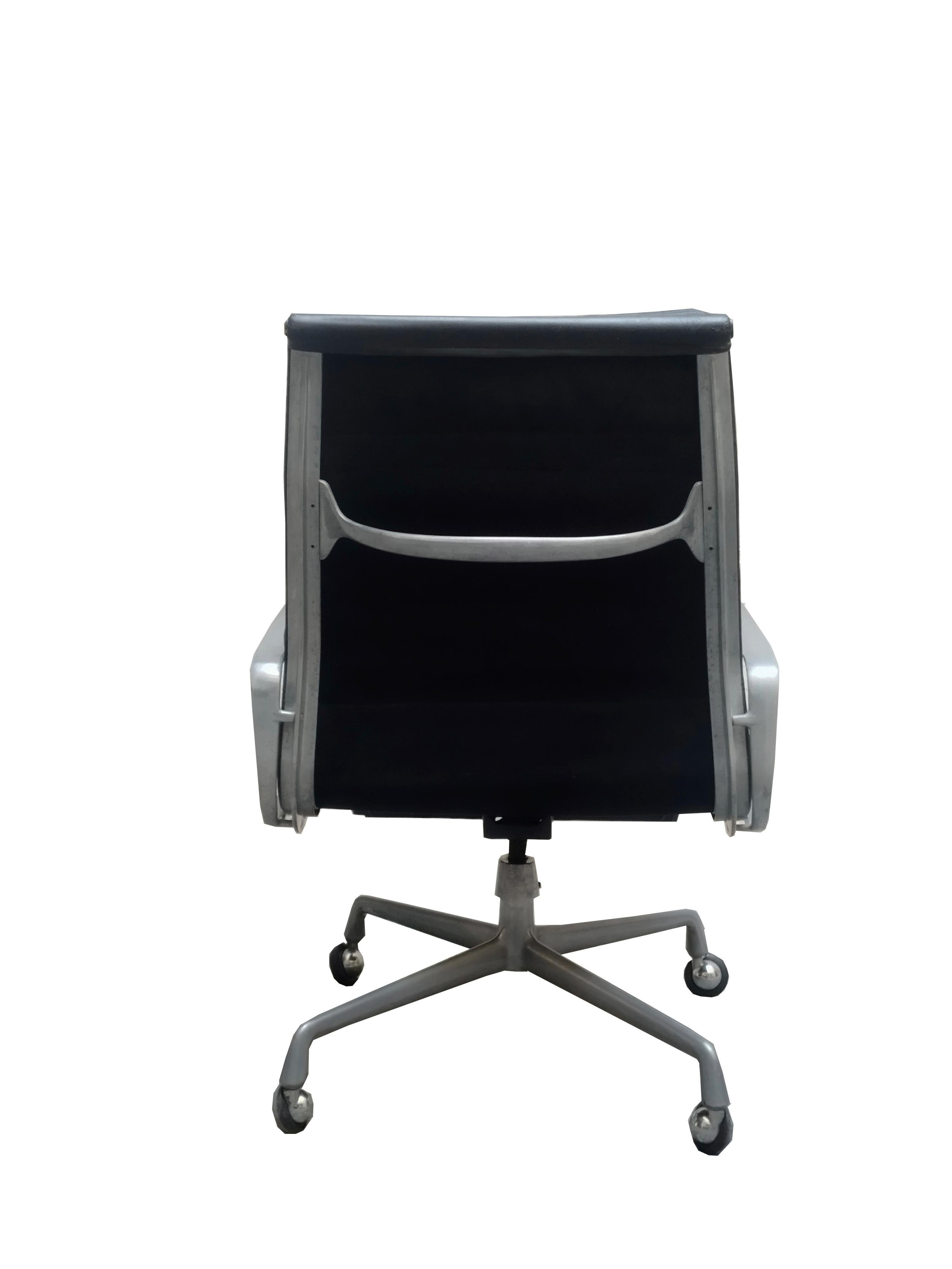 Mid-Century Modern Chaise de bureau Charles & Ray Eames pour Herman Miller en cuir et aluminium souple, 1990 en vente