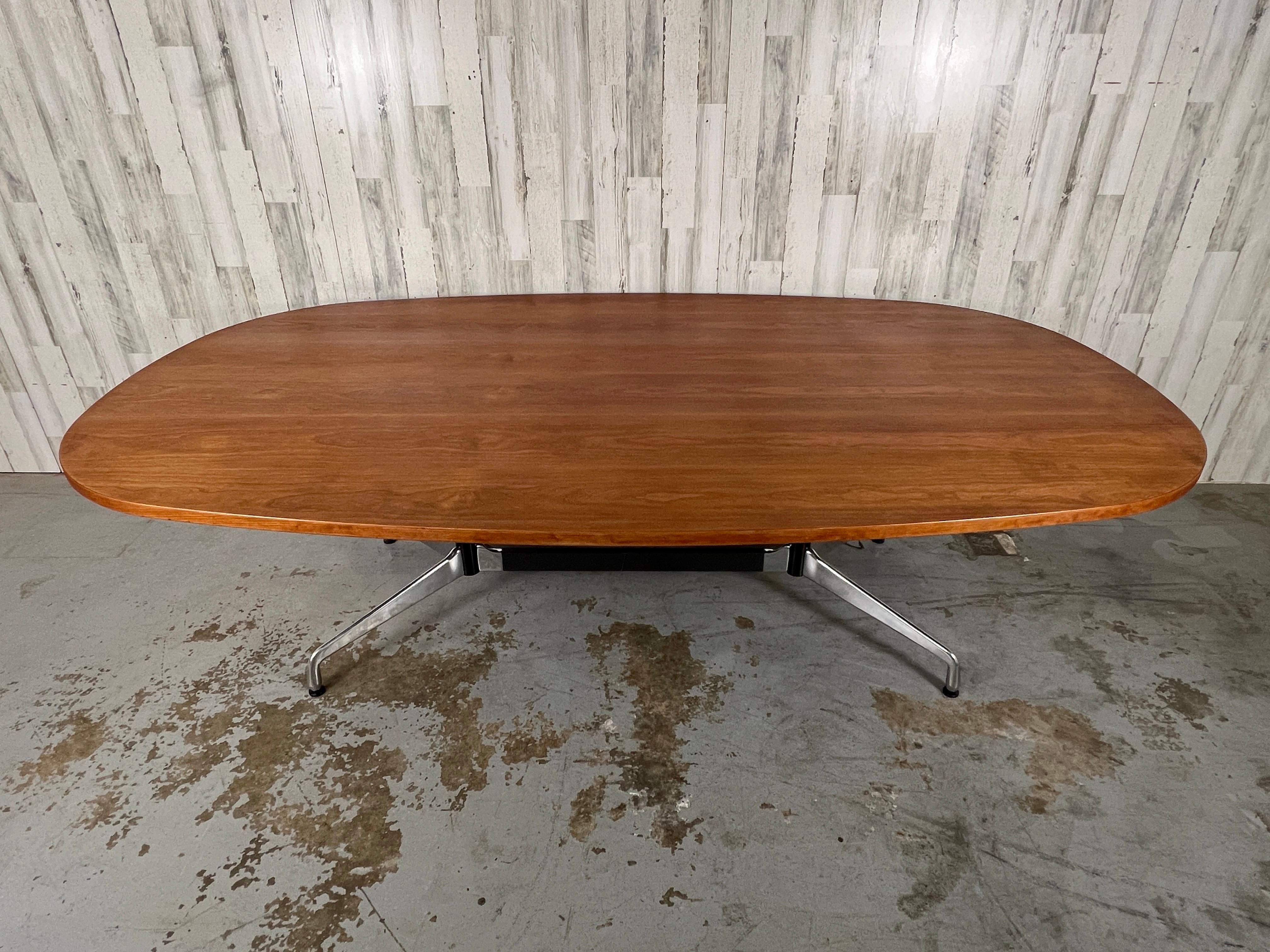 Klassisches Eames-Design für den Konferenz- und Esstisch von Herman Miller. Die Tischplatte aus Walnussholz und das Gestell aus Aluminiumguss machen diesen ikonischen Tisch sowohl für zu Hause als auch für das Büro geeignet.


Abmessungen: Höhe: