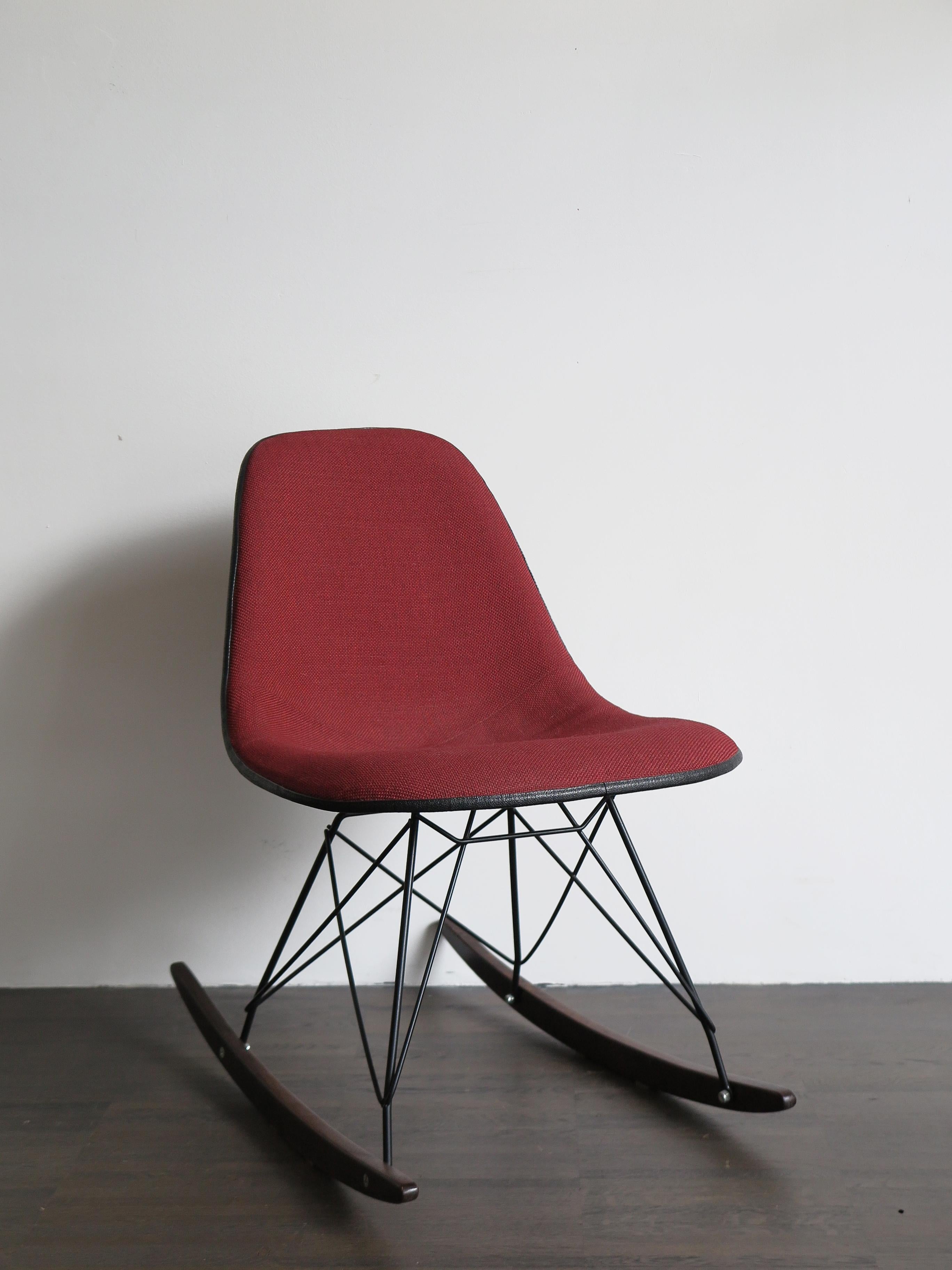 American Mid-Century Modern design rocking chair designed by Charles & Ray Eames and produced by Herman Miller with original fiberglass frame and fabric upholstered seat, refurbished and certified under seat by Herman Miller, USA 1960s
Please note