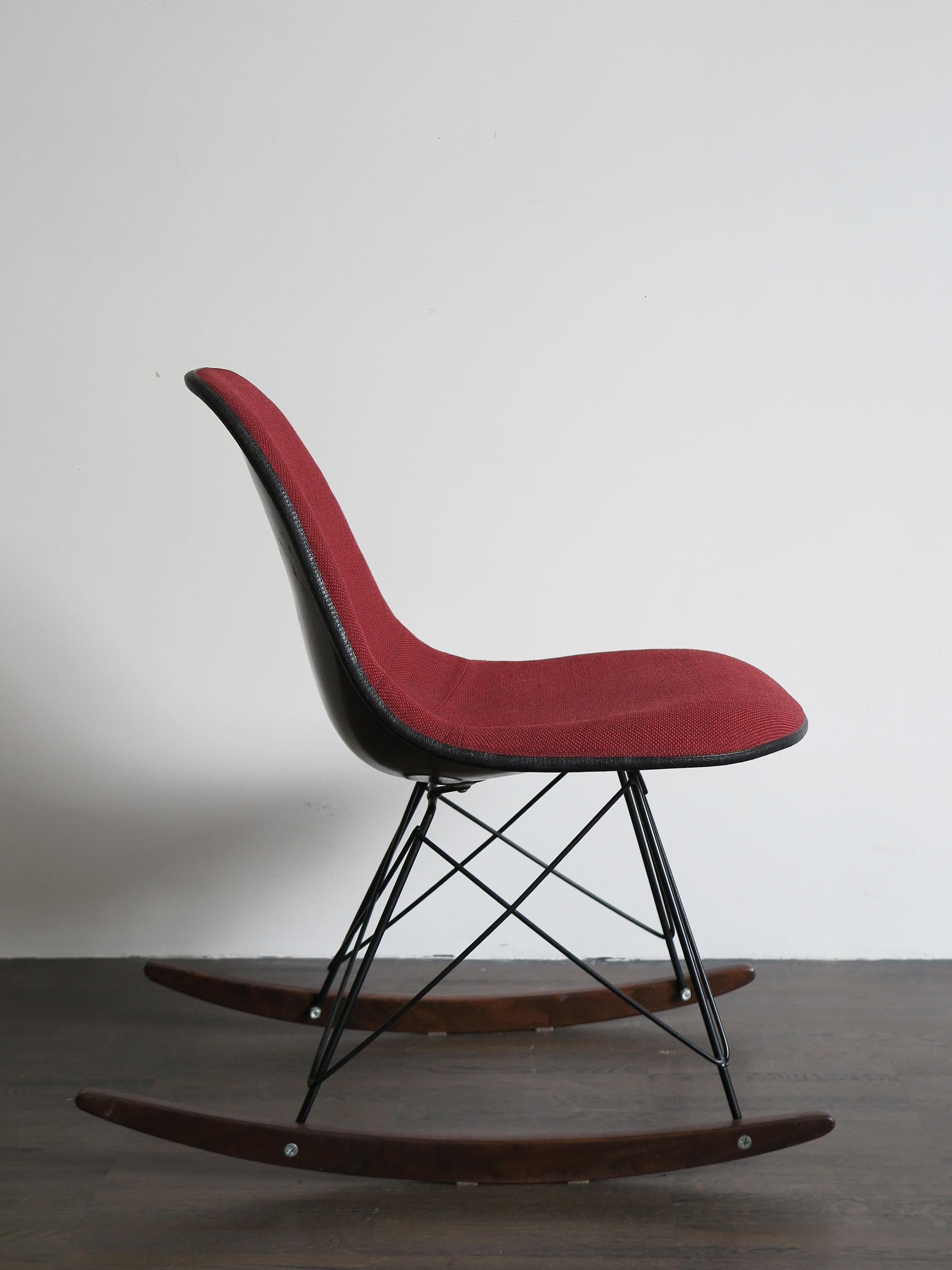 American Mid-Century Modern design rocking chair designed by Charles & Ray Eames and produced by Herman Miller with original fiberglass frame and fabric upholstered seat, refurbished and certified under seat by Herman Miller, USA 1960s

Please