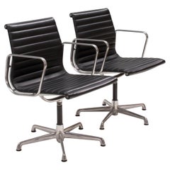 Charles & Ray Eames für ICF EA 108 Stühle aus schwarzem Leder und Aluminium, 2er-Set