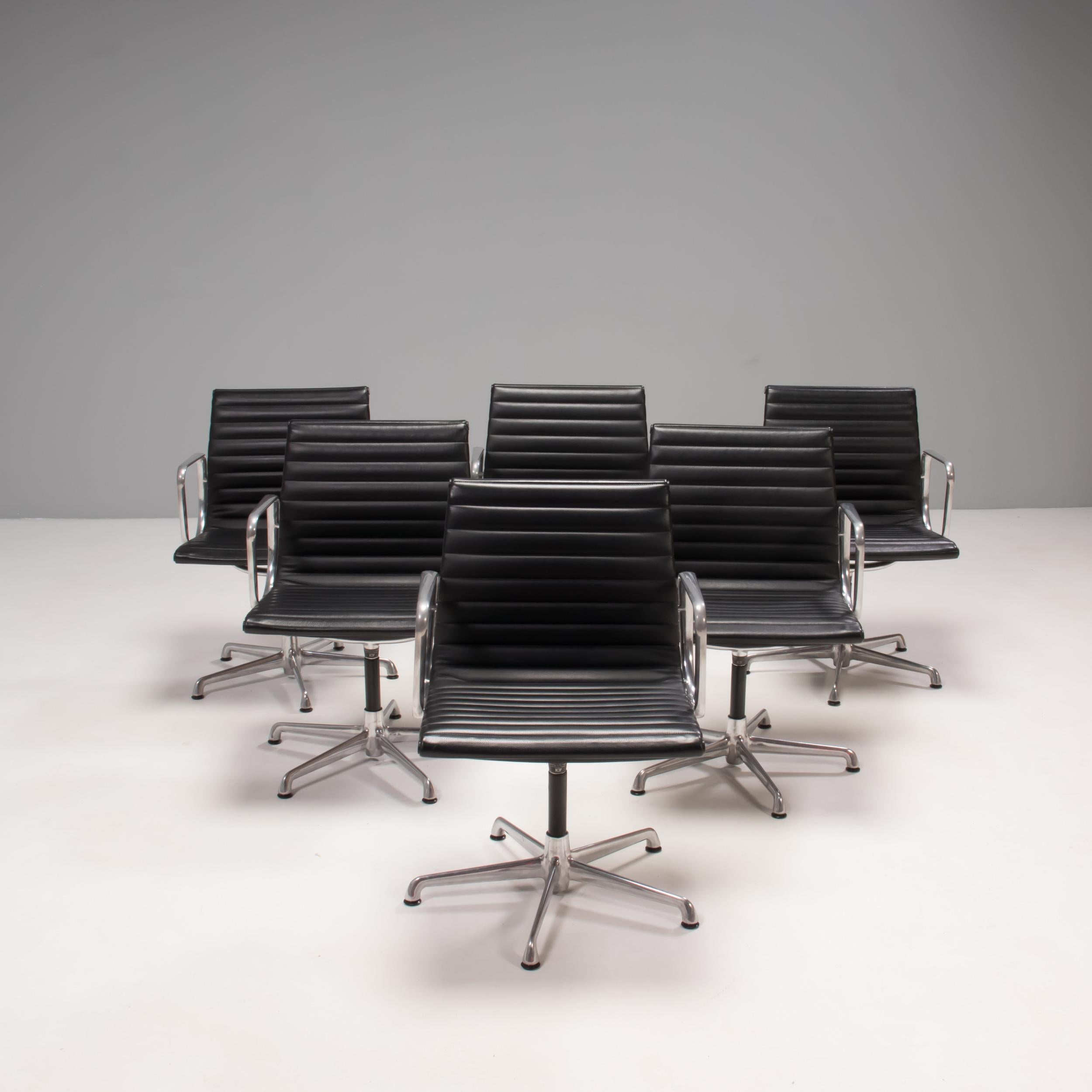 Cuir Charles & Ray Eames pour ICF EA 108 chaises en cuir noir et table de salle à manger ovale