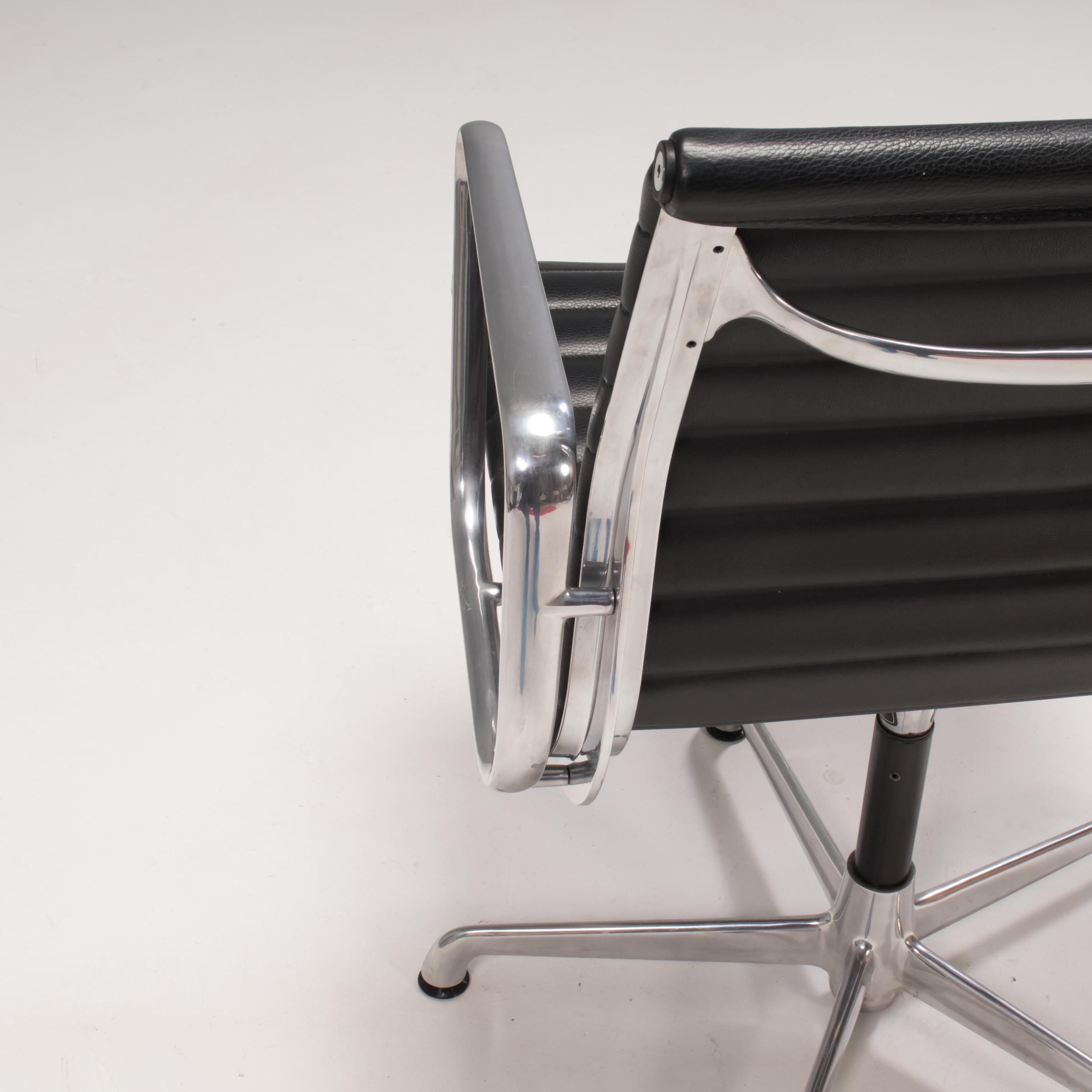 Charles & Ray Eames pour ICF EA 108 chaises en cuir noir et table de salle à manger ovale 2