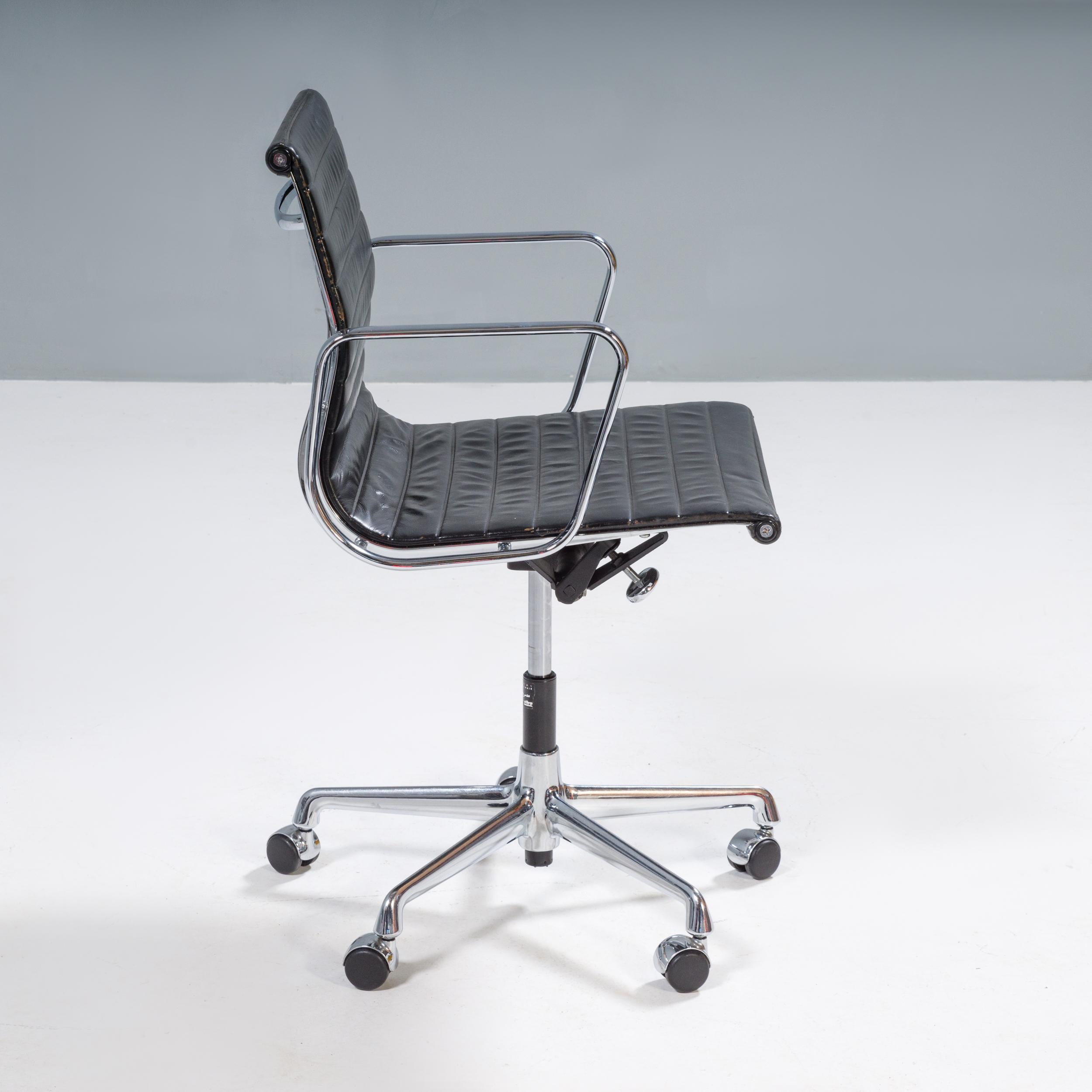 German Charles & Ray Eames for Vitra Black Leather Alu EA 117 Aluminium Office Chair