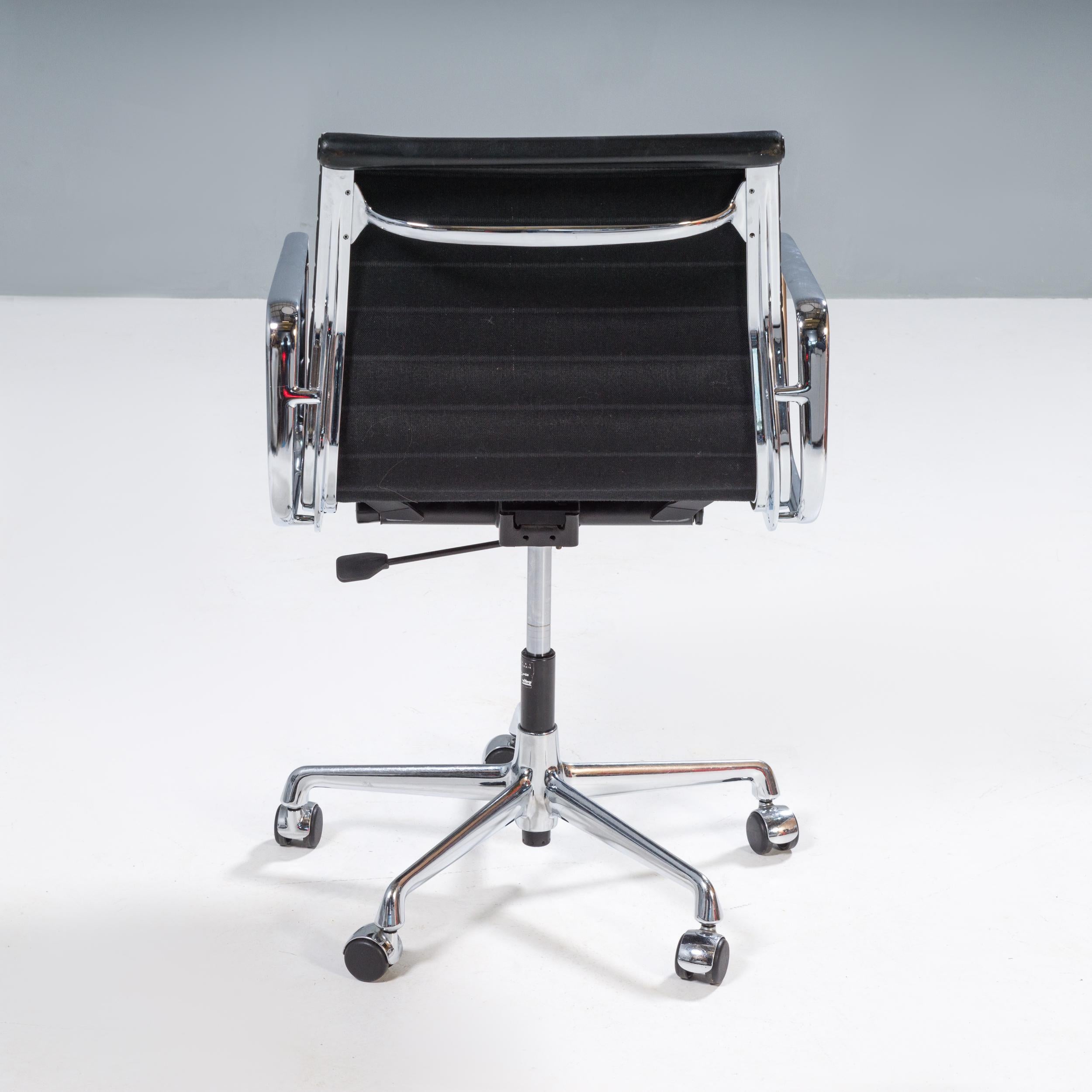 Charles & Ray Eames for Vitra Black Leather Alu EA 117 Aluminium Office Chair In Good Condition In London, GB