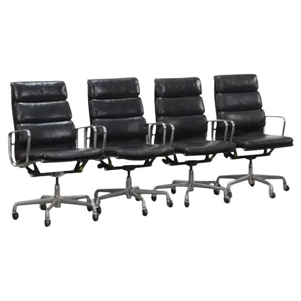 Charles & Ray Eames - Cuatro sillas de cojín blando en venta