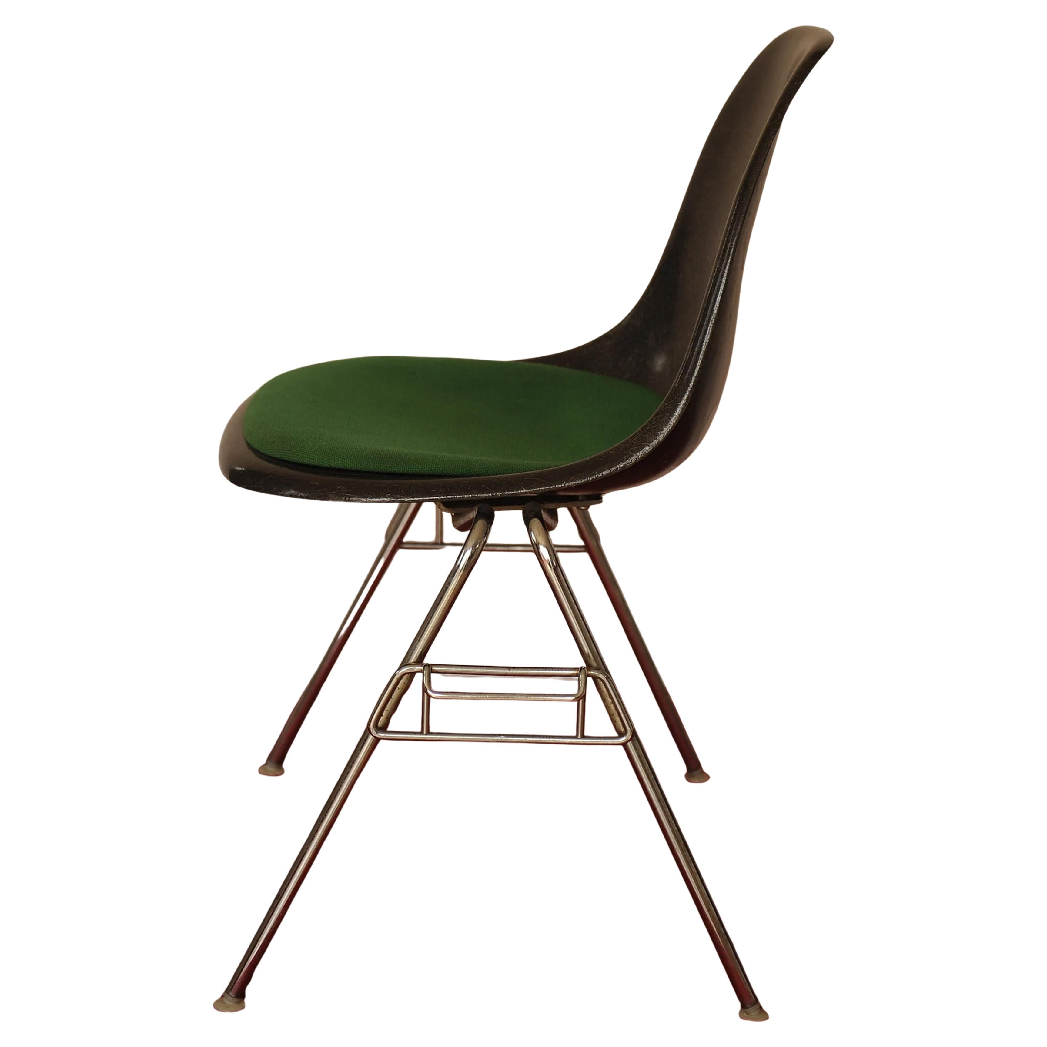 Charles & Ray Eames Sedia imbottita in fibra di vetro originale Herman Miller di colore verde, con cuscino originale, base cromata ed etichette anni '80

L'oggetto presenta un marchio di attribuzione alla base

