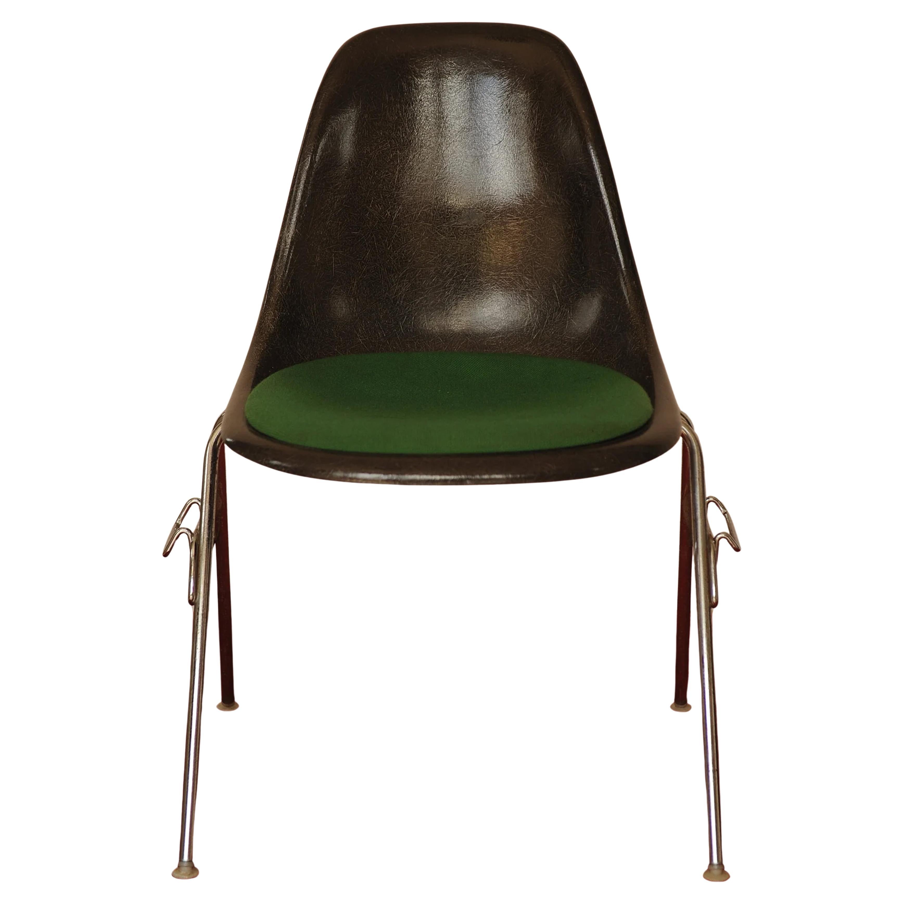 Mid-Century moderno Charles and Ray Eames Herman Miller DSS Original Sedia impilabile in fibra di vetro anni '80 in vendita