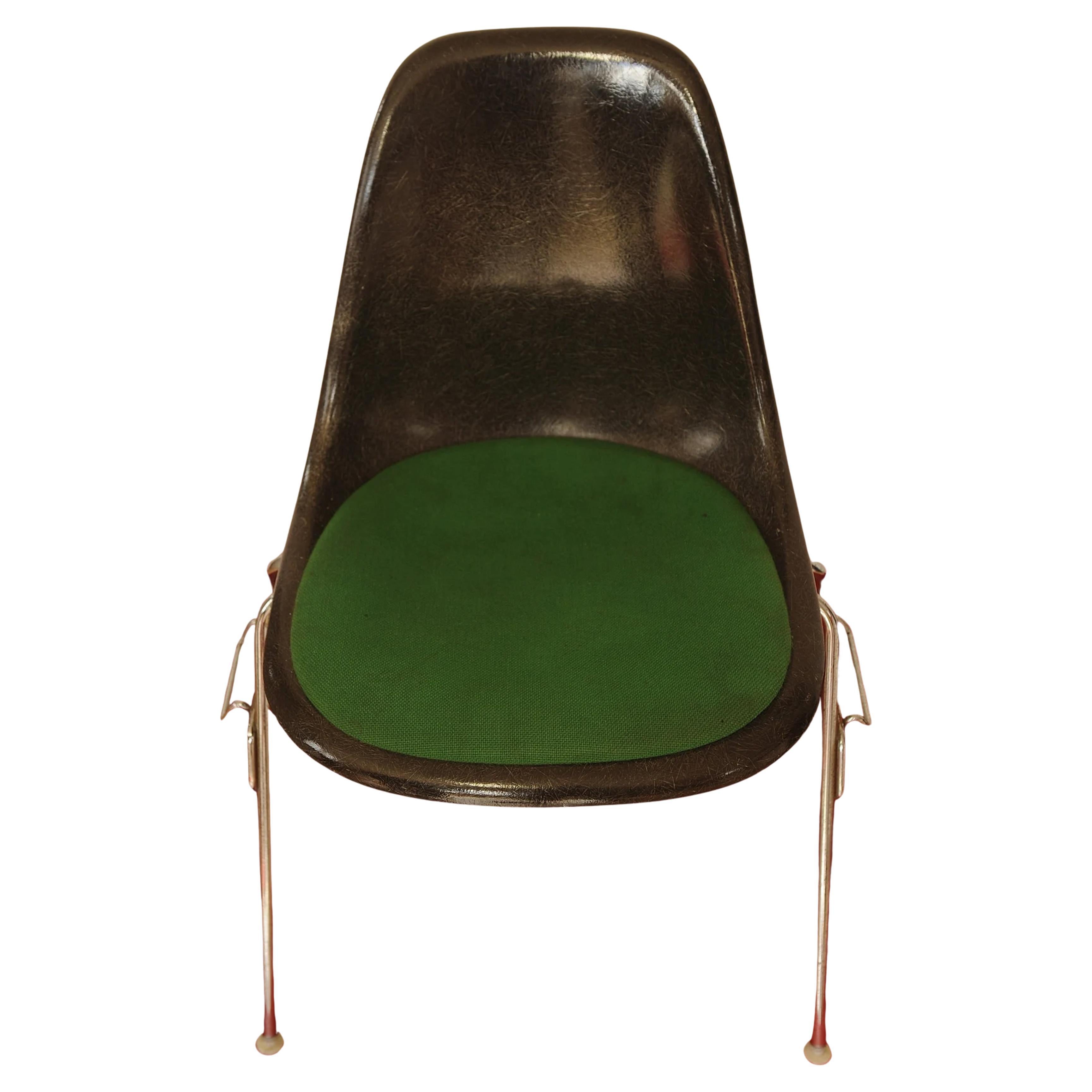 Americano Charles and Ray Eames Herman Miller DSS Original Sedia impilabile in fibra di vetro anni '80 in vendita